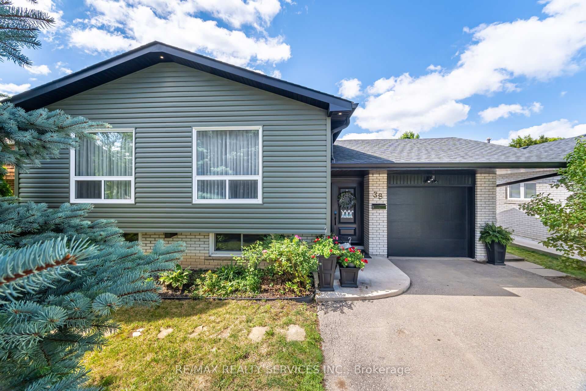 38 Grassmere Crescent photo 1