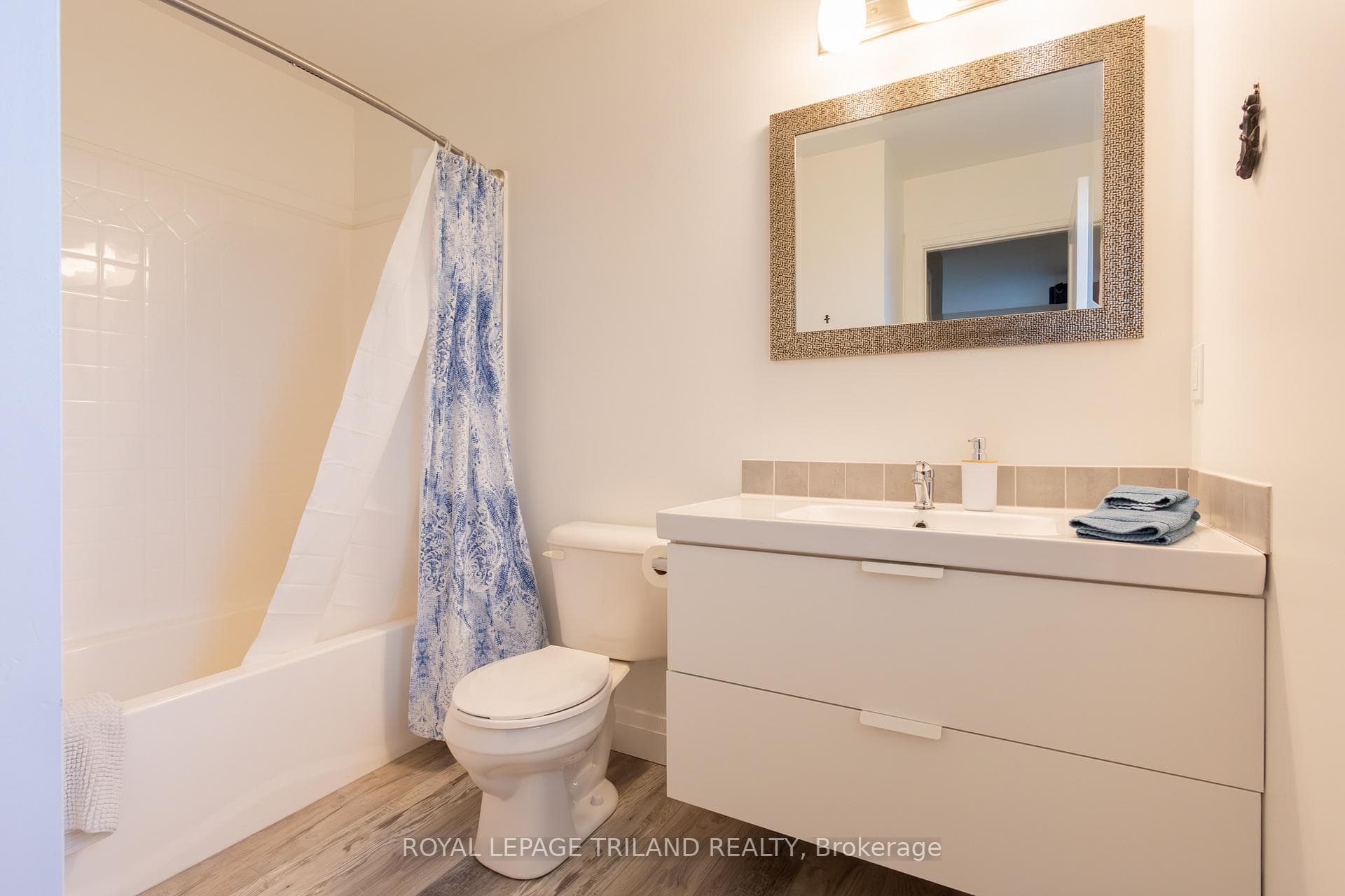 Ensuite bath to master suite