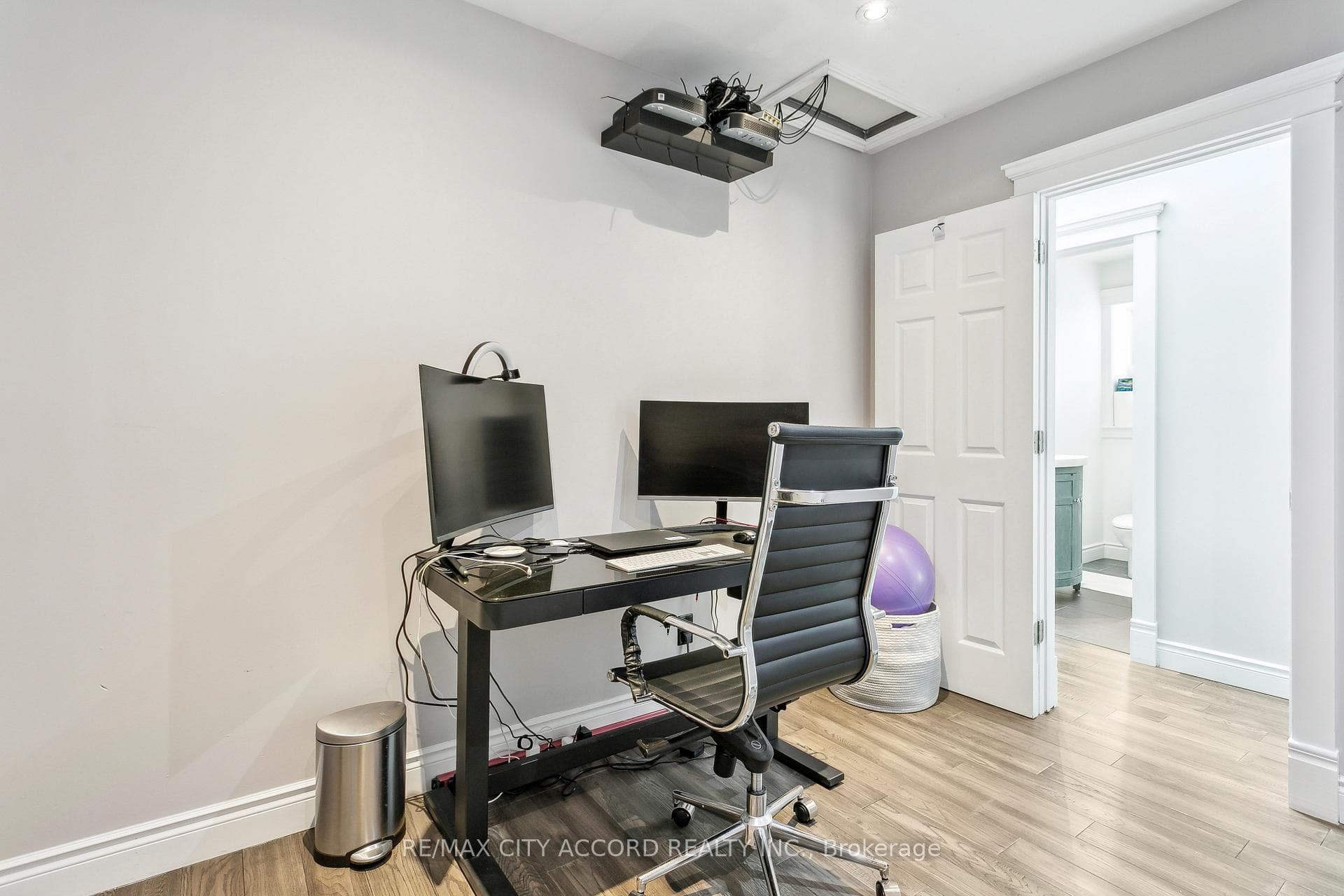 2108 Lawrence Avenue photo 17
