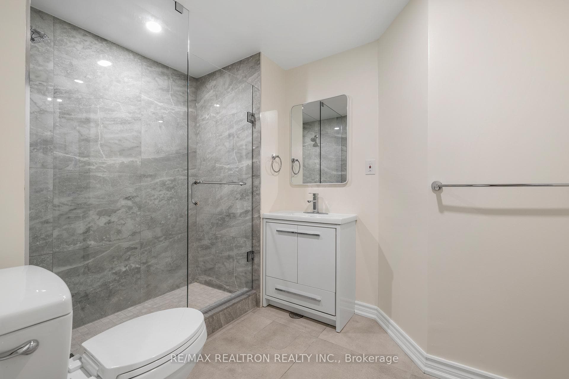 23 Hyacinth Crescent Unit Bsmnt photo 9