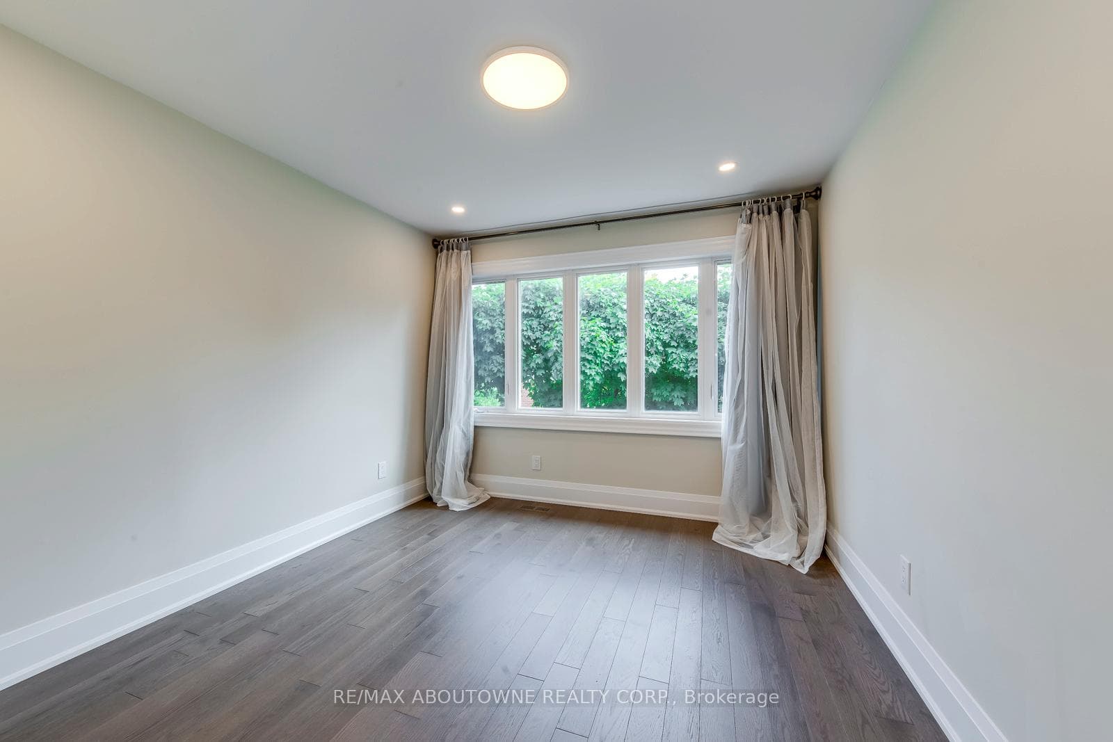 1097 Grandeur Crescent photo 37