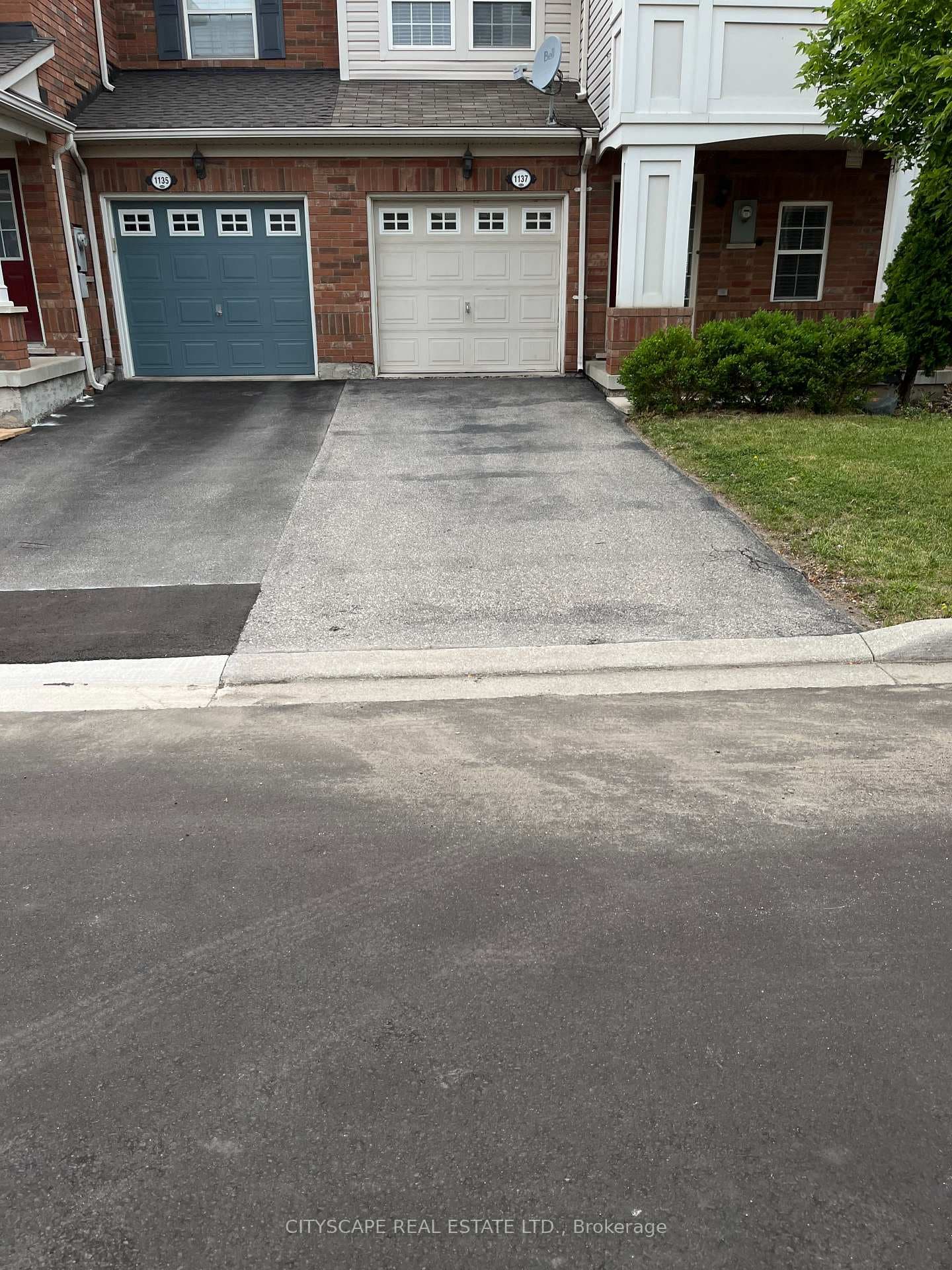 1137 Riddell Crescent photo 3