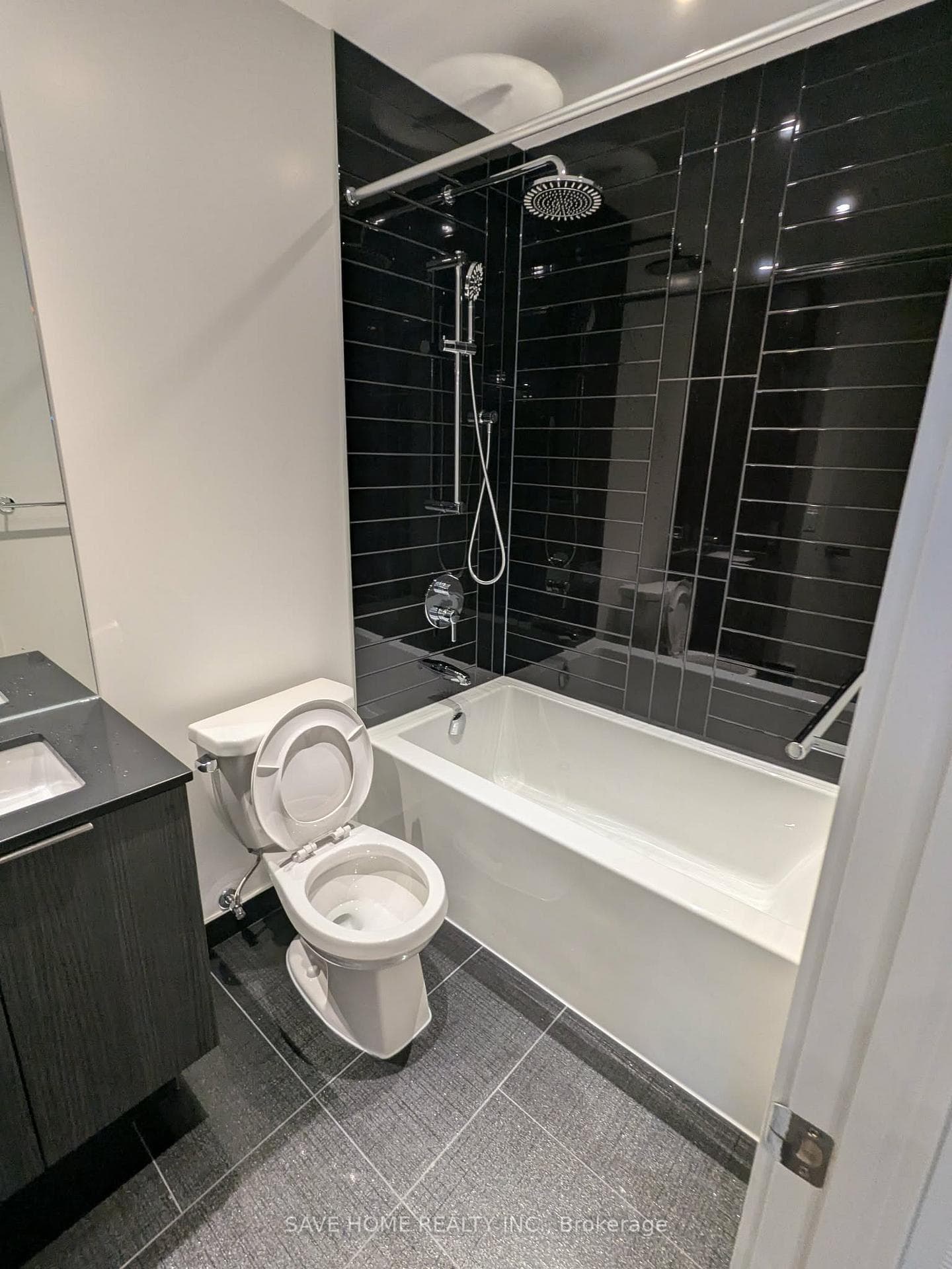 448 Burnhamthorpe Road Unit 1407 photo 9