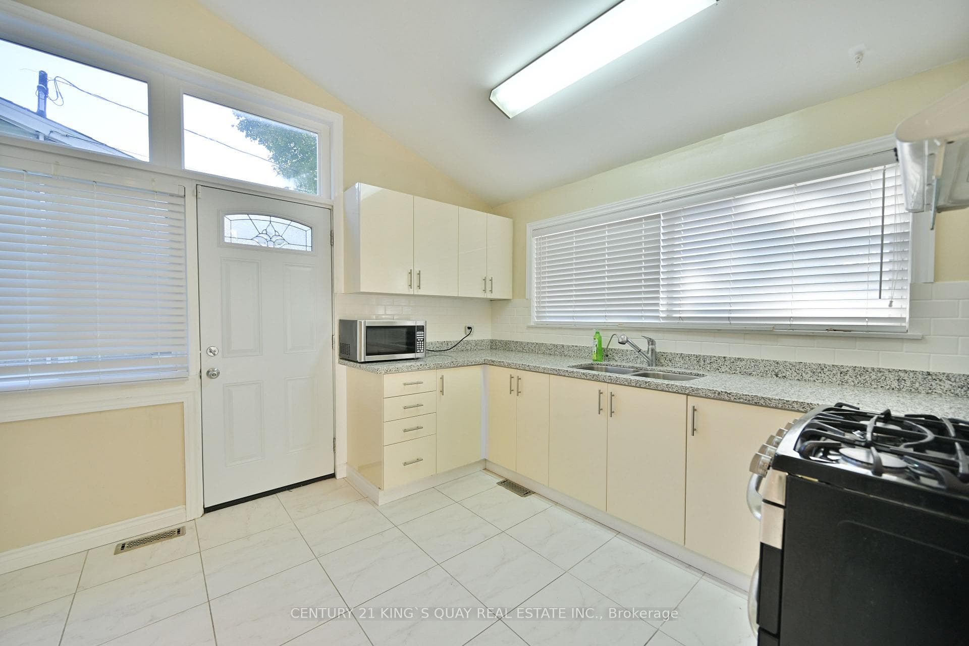 313 Paliser Crescent photo 3