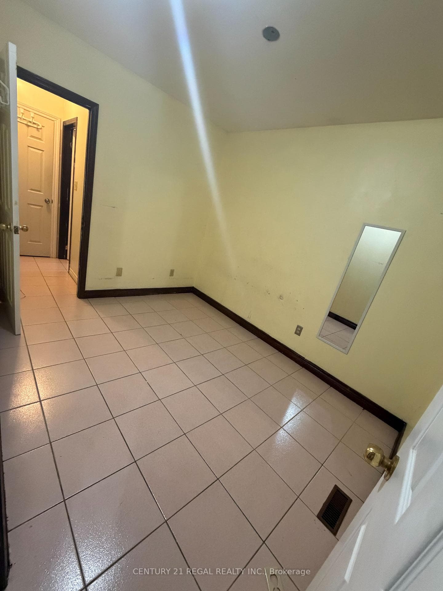 690 Jane Street photo 9