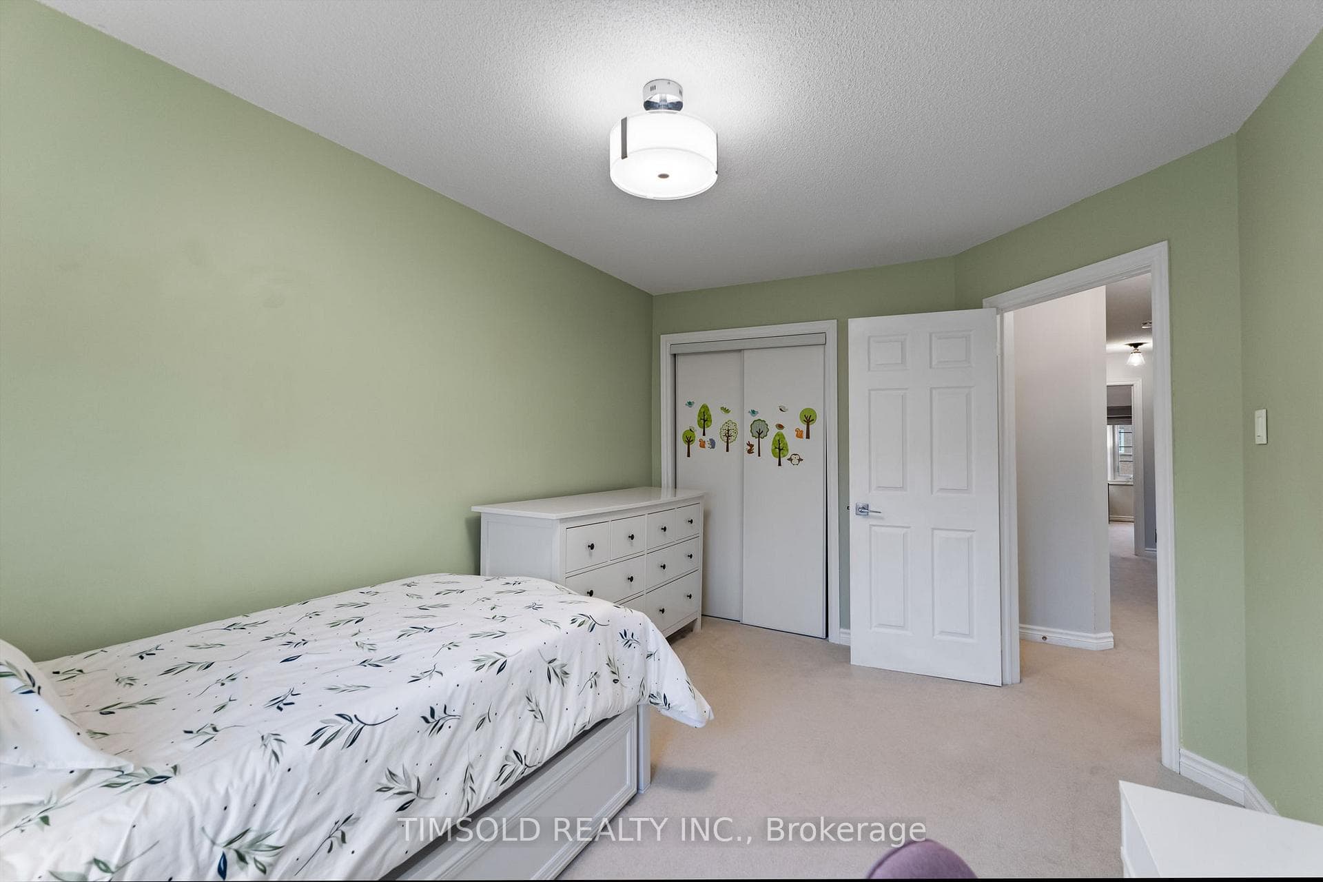 7 Royal Manor Crescent photo 18