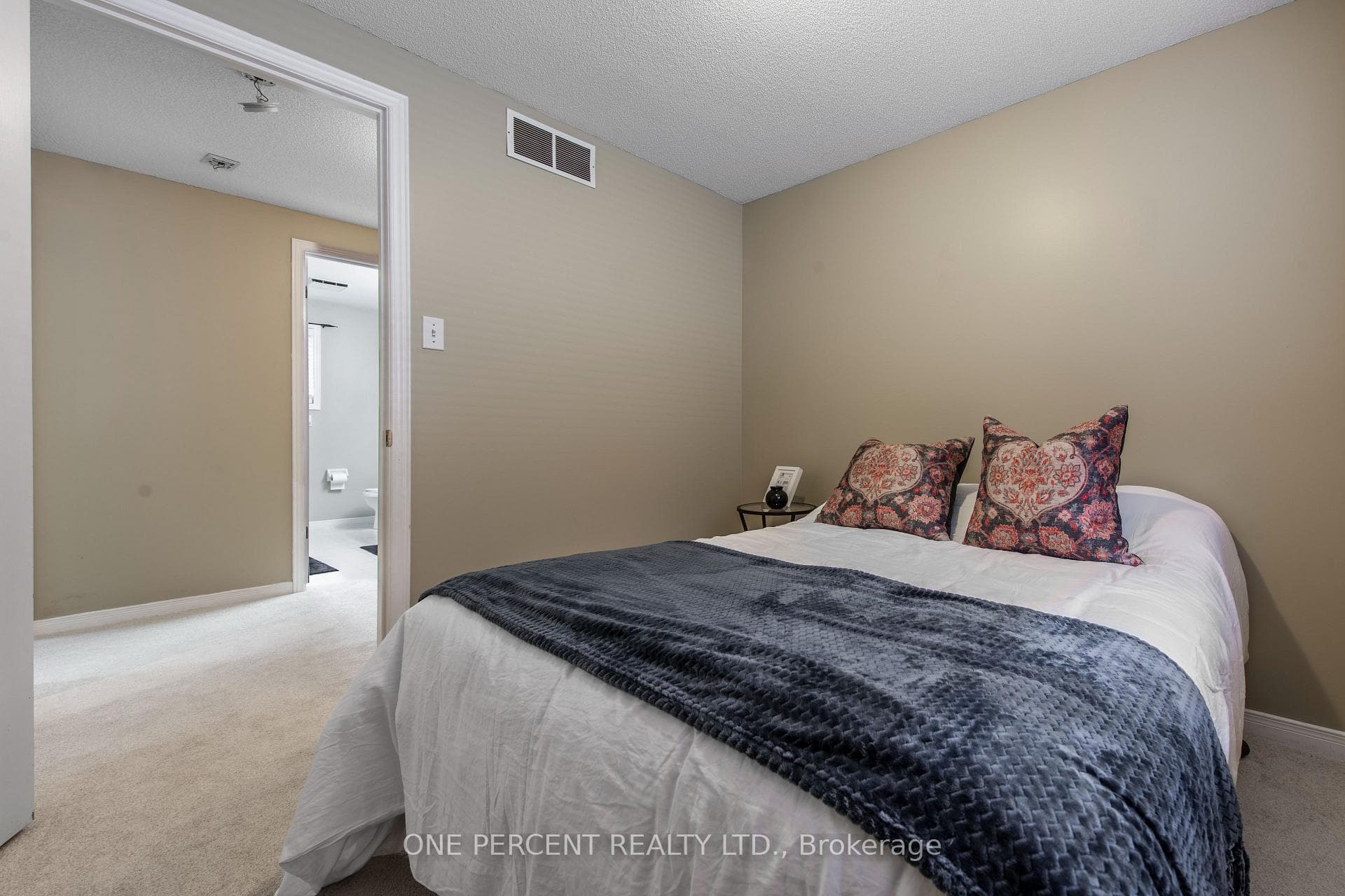 240 Walsh Crescent photo 24