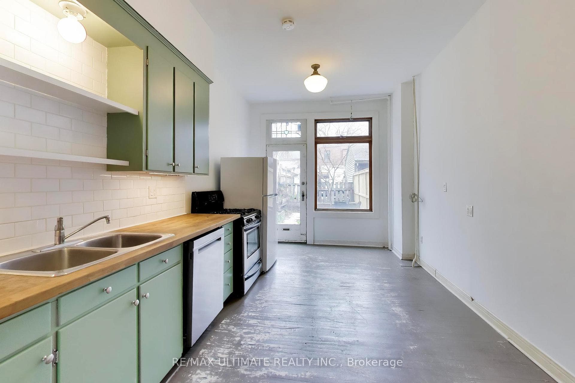 35 Manning Avenue photo 7