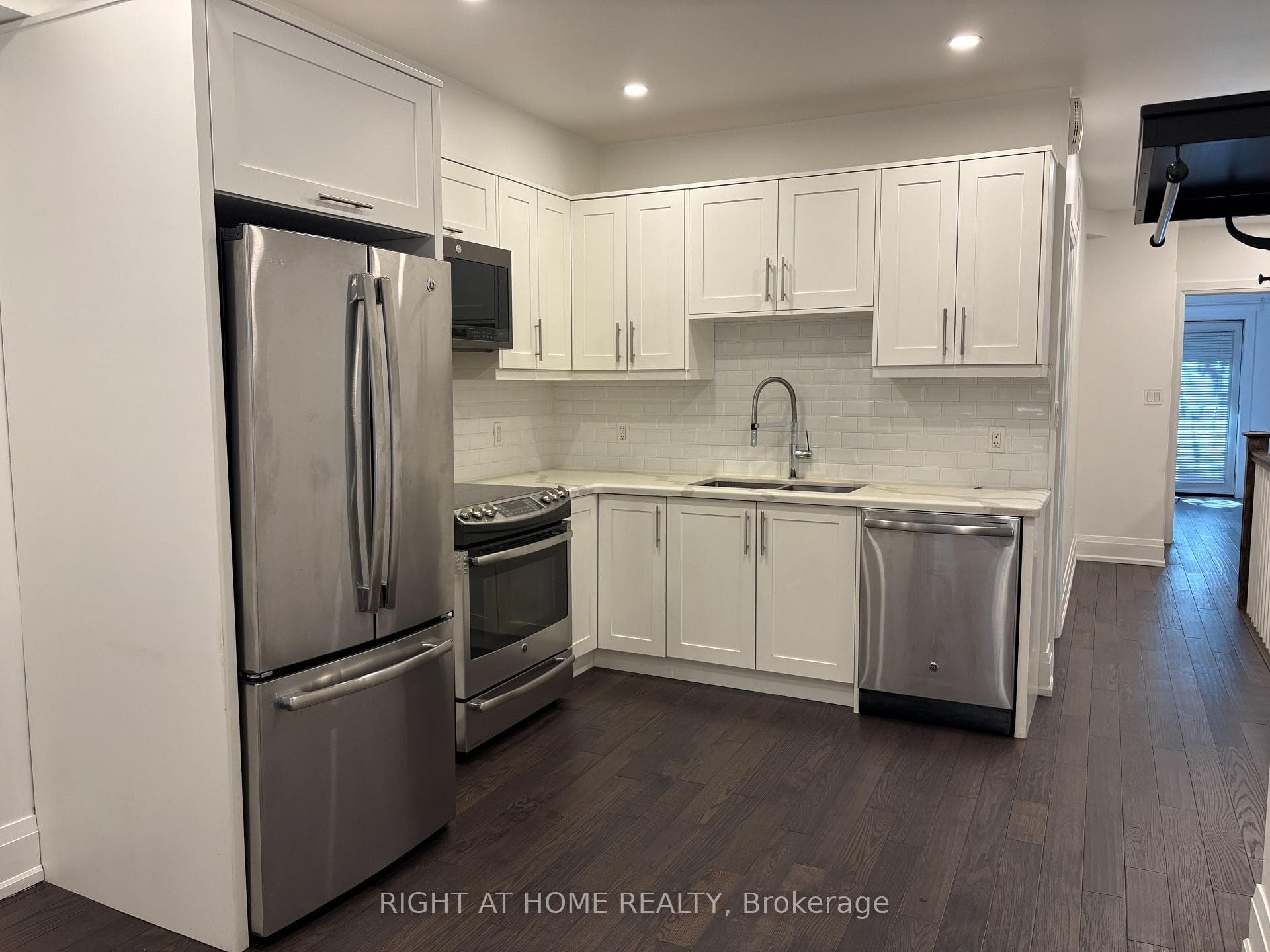 186 Mutual Street Unit Main photo 1
