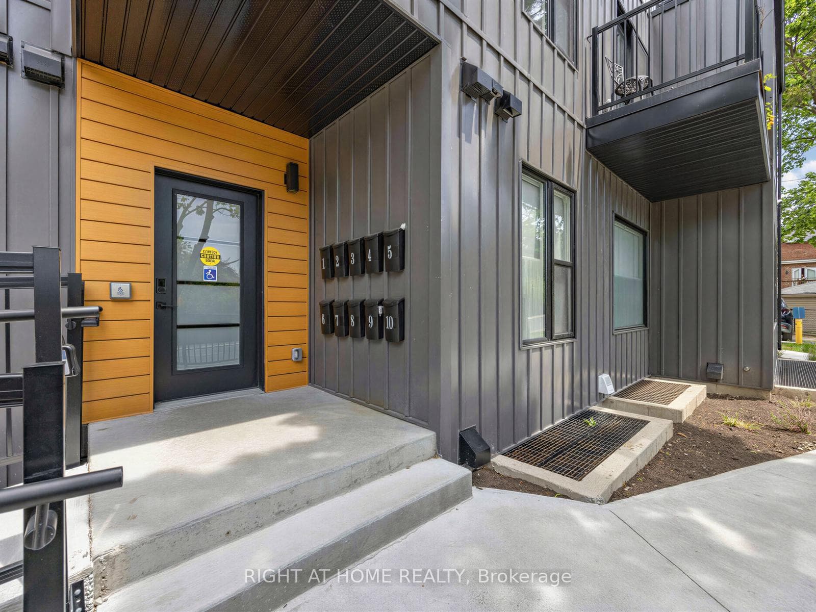 148 Glenlake Avenue Unit #8 photo 2