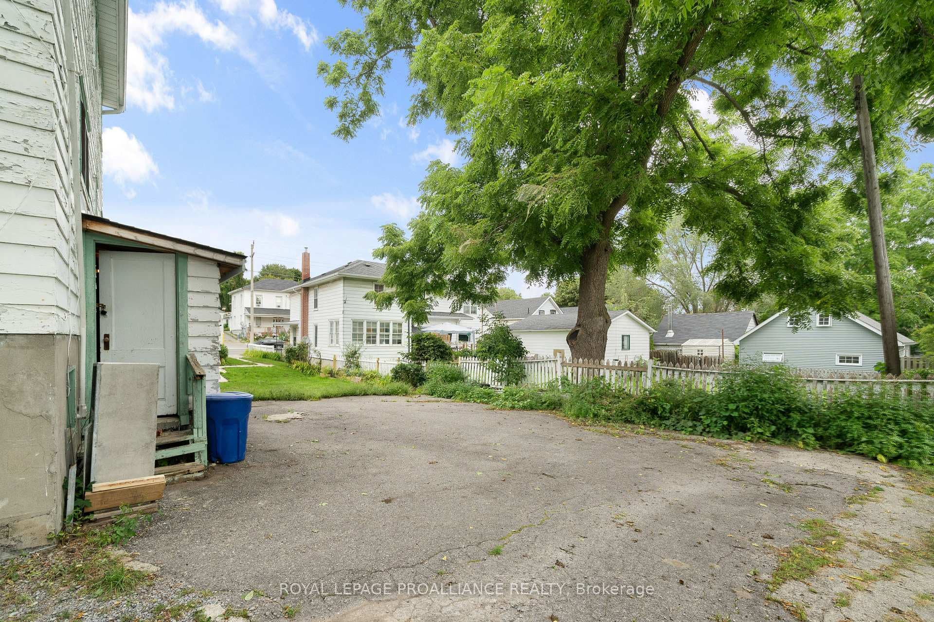 319 Dufferin Avenue photo 12