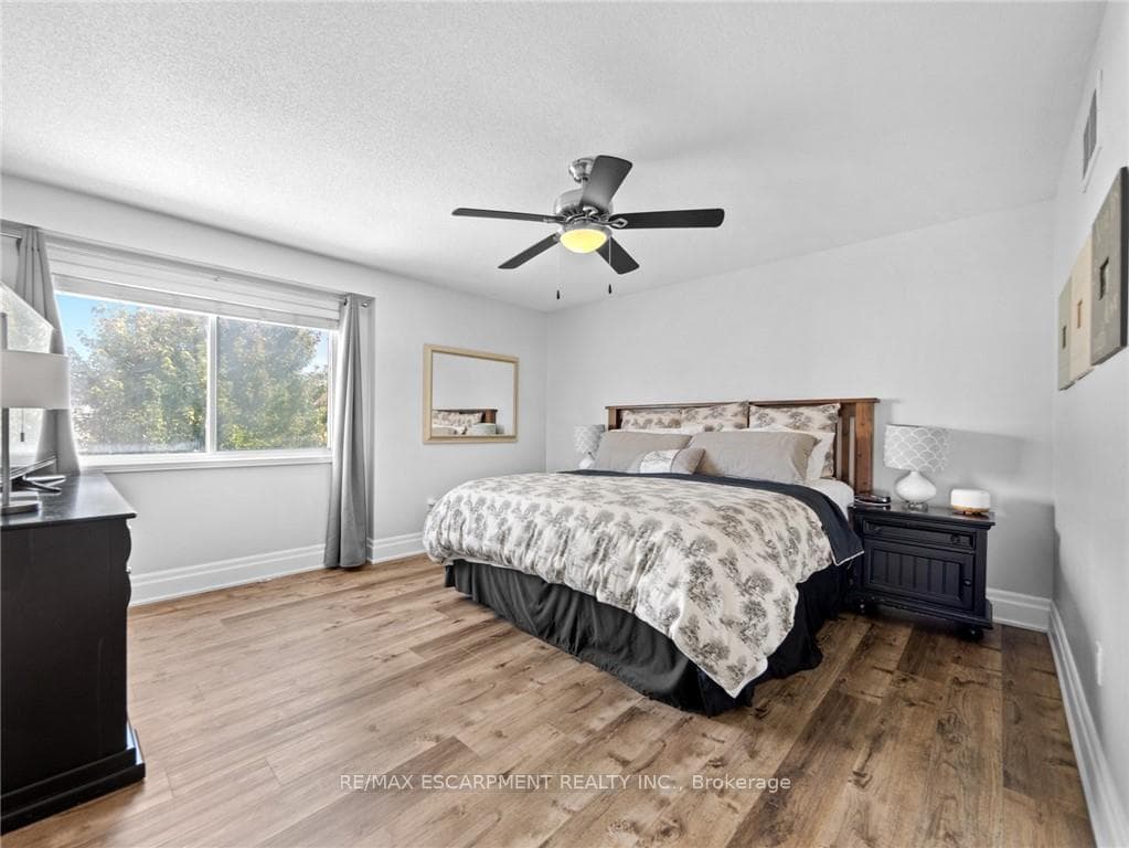 1005 Holdsworth Crescent photo 15
