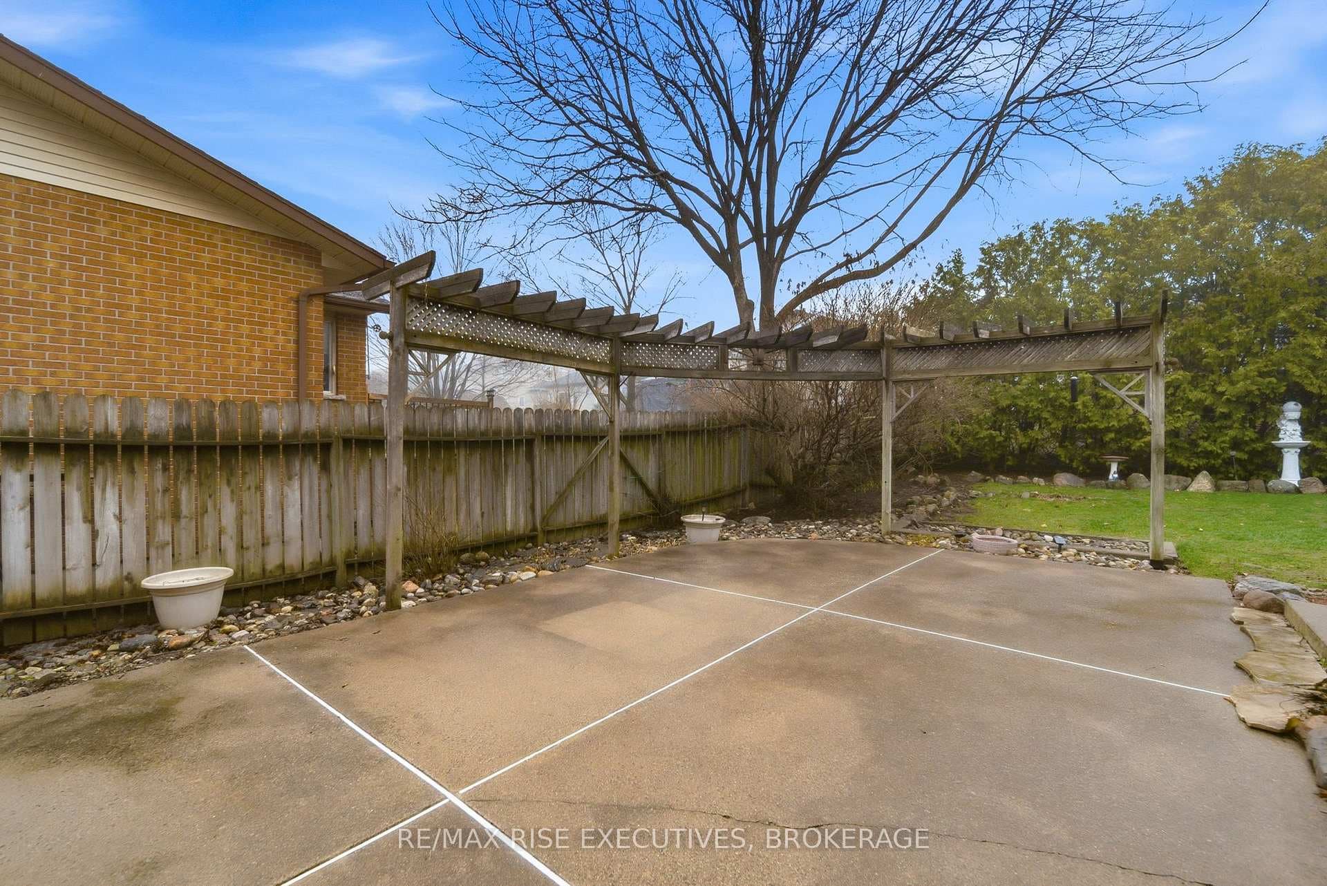 127 Nicholson Crescent photo 41
