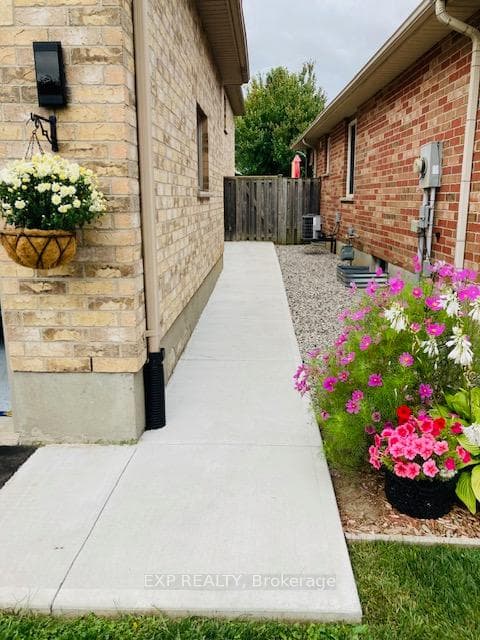 1 Falconridge Court photo 45