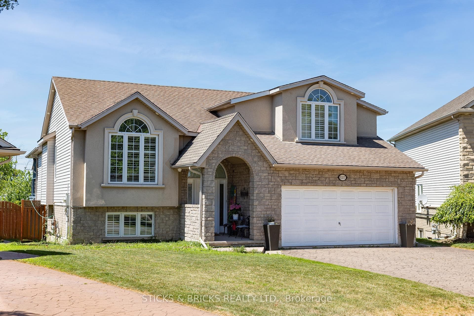 8207 Beaver Glen Drive photo 2