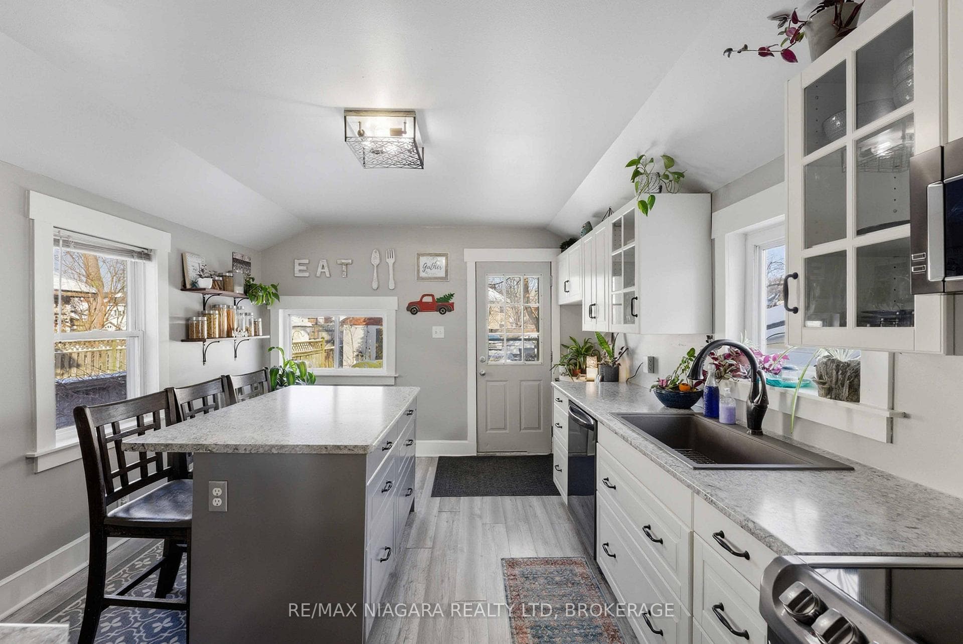 111 LOUISA Street photo 19