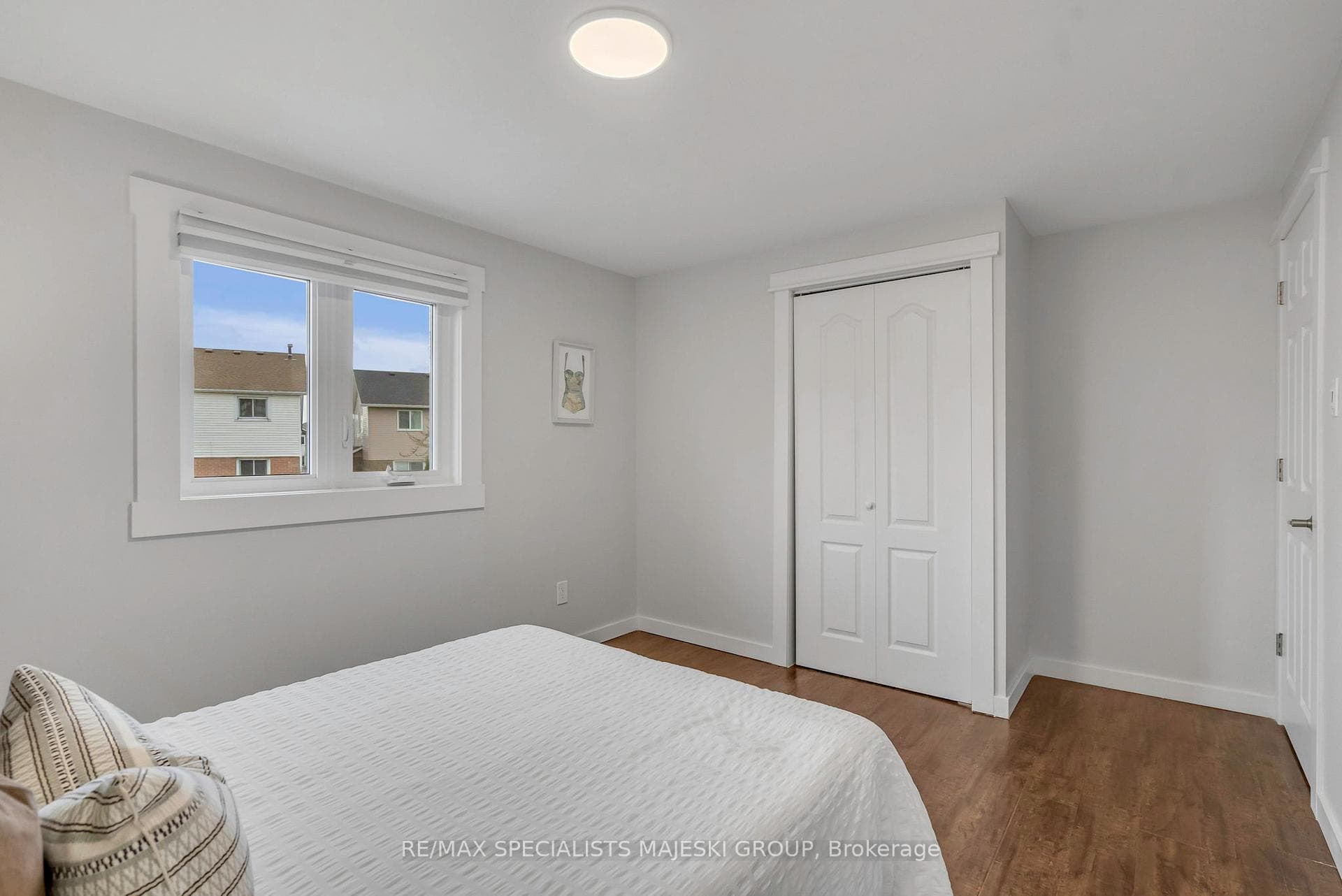 2377 Cotswold Crescent photo 21
