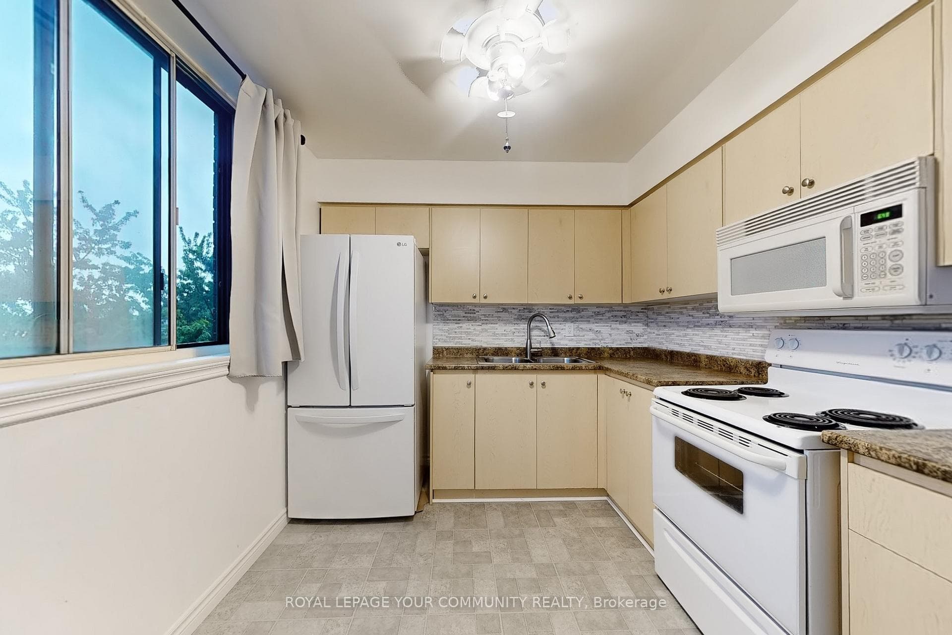 1665 Victoria Park Avenue Unit 806 photo 11