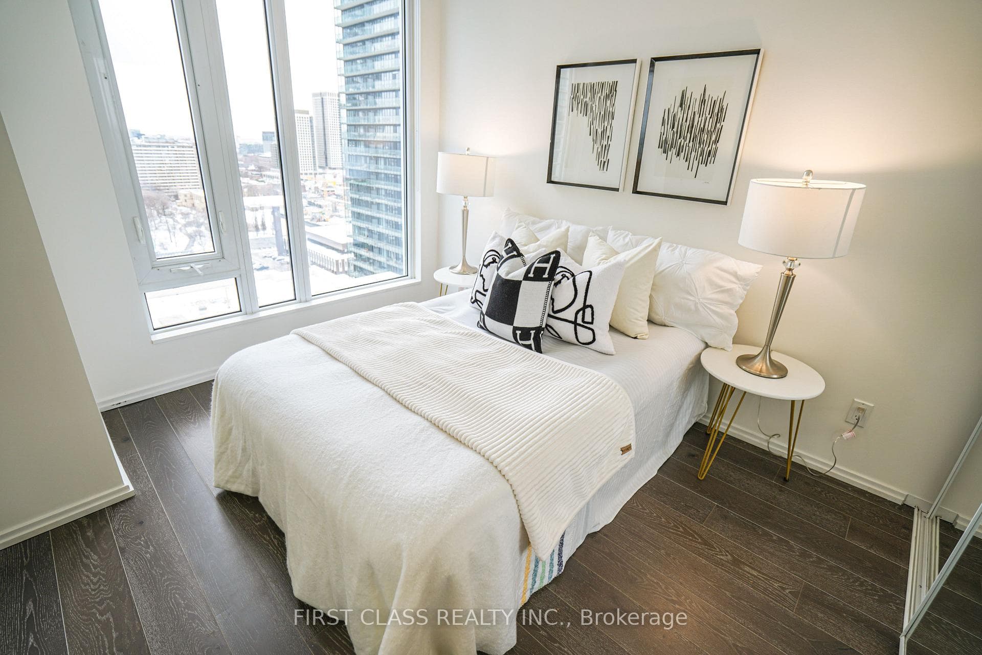 68 Shuter Street Unit 2010 photo 11