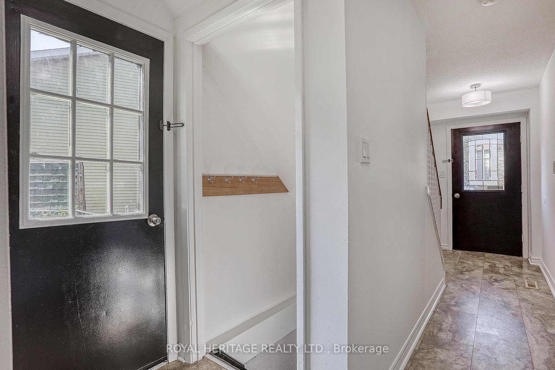 1403 Fenelon Crescent photo 20