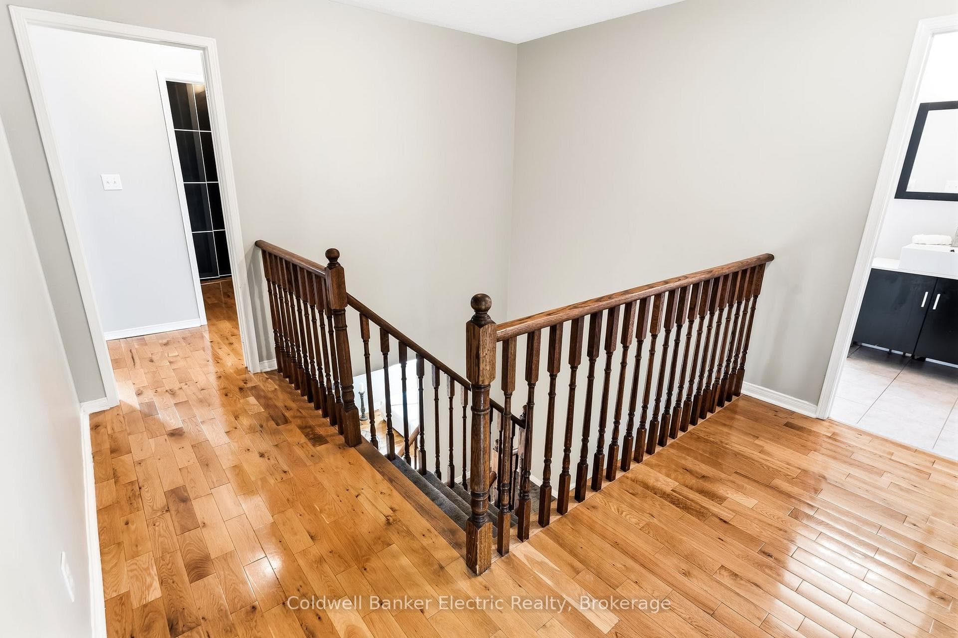 1407 Ashgrove Crescent photo 26