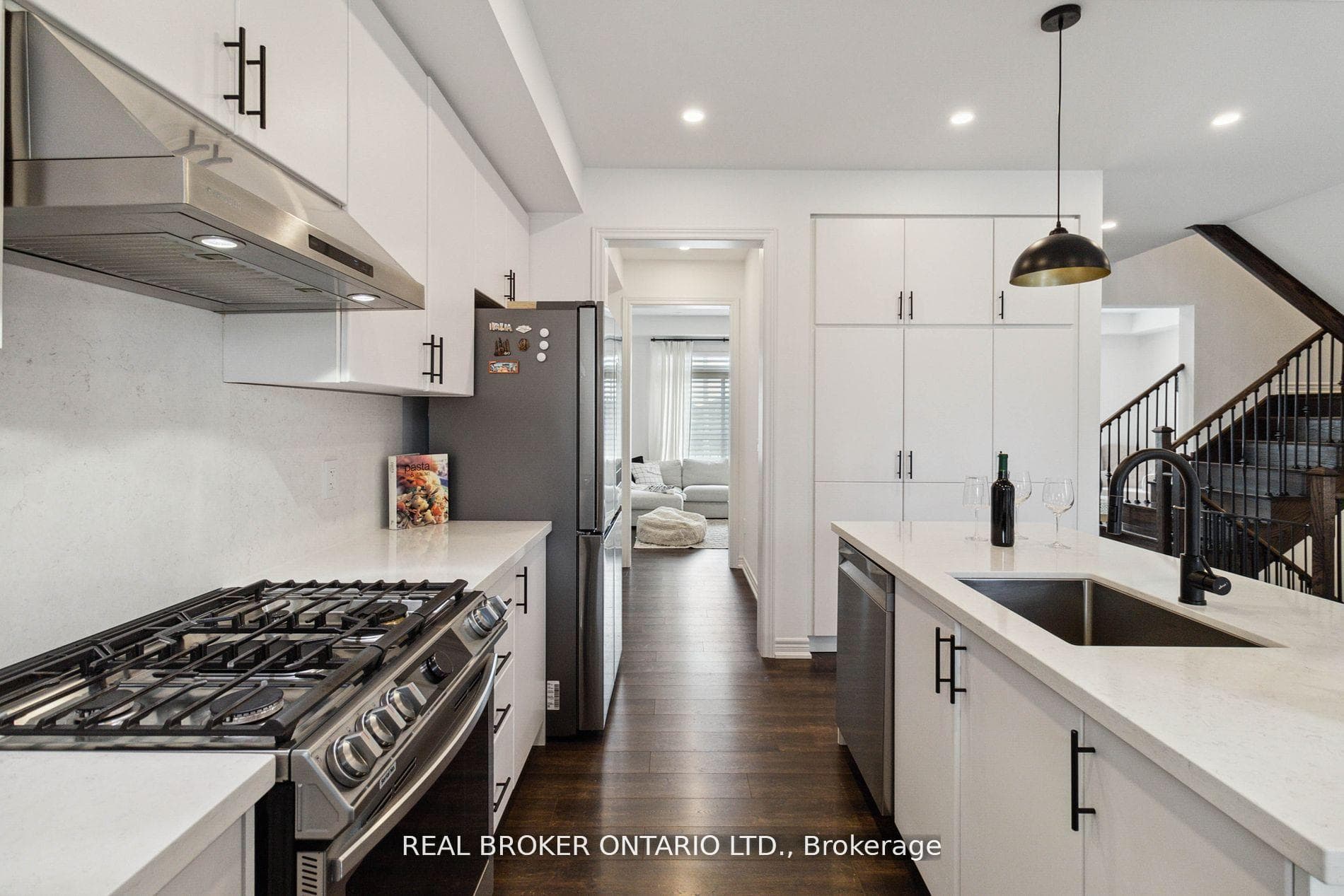 539 Dundas Street photo 8