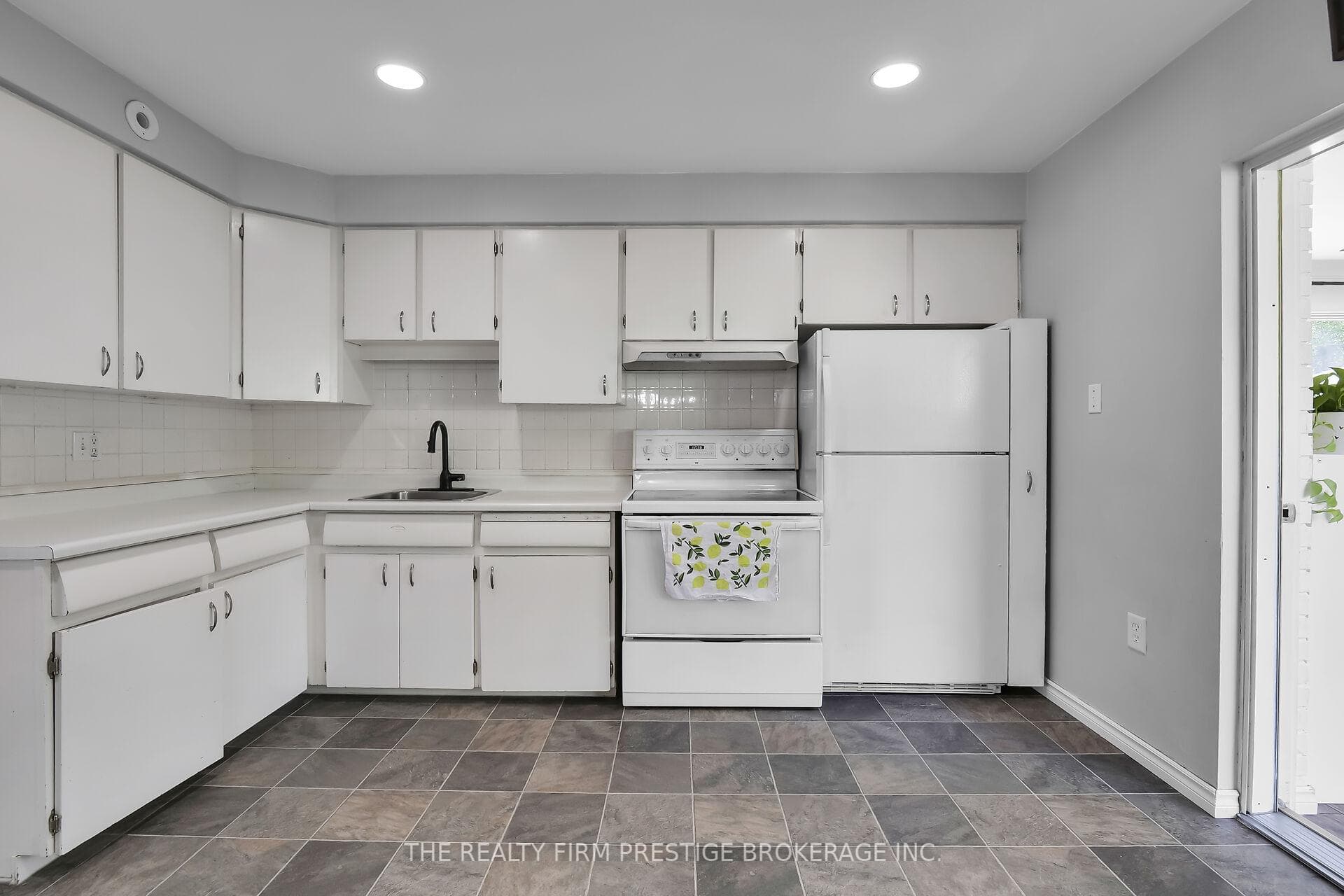 698 Brant Street photo 8