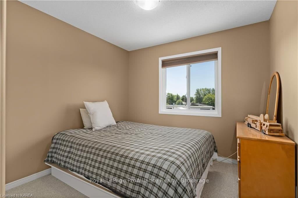 1548 CRIMSON Crescent photo 26