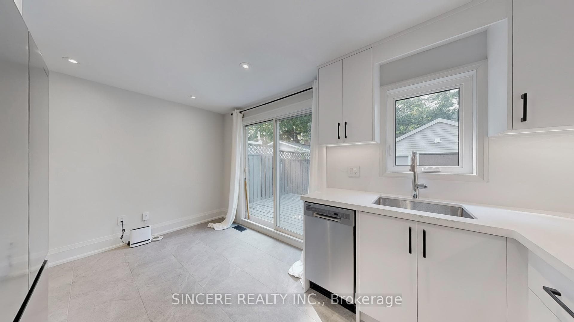 123 Lawrence Avenue photo 18