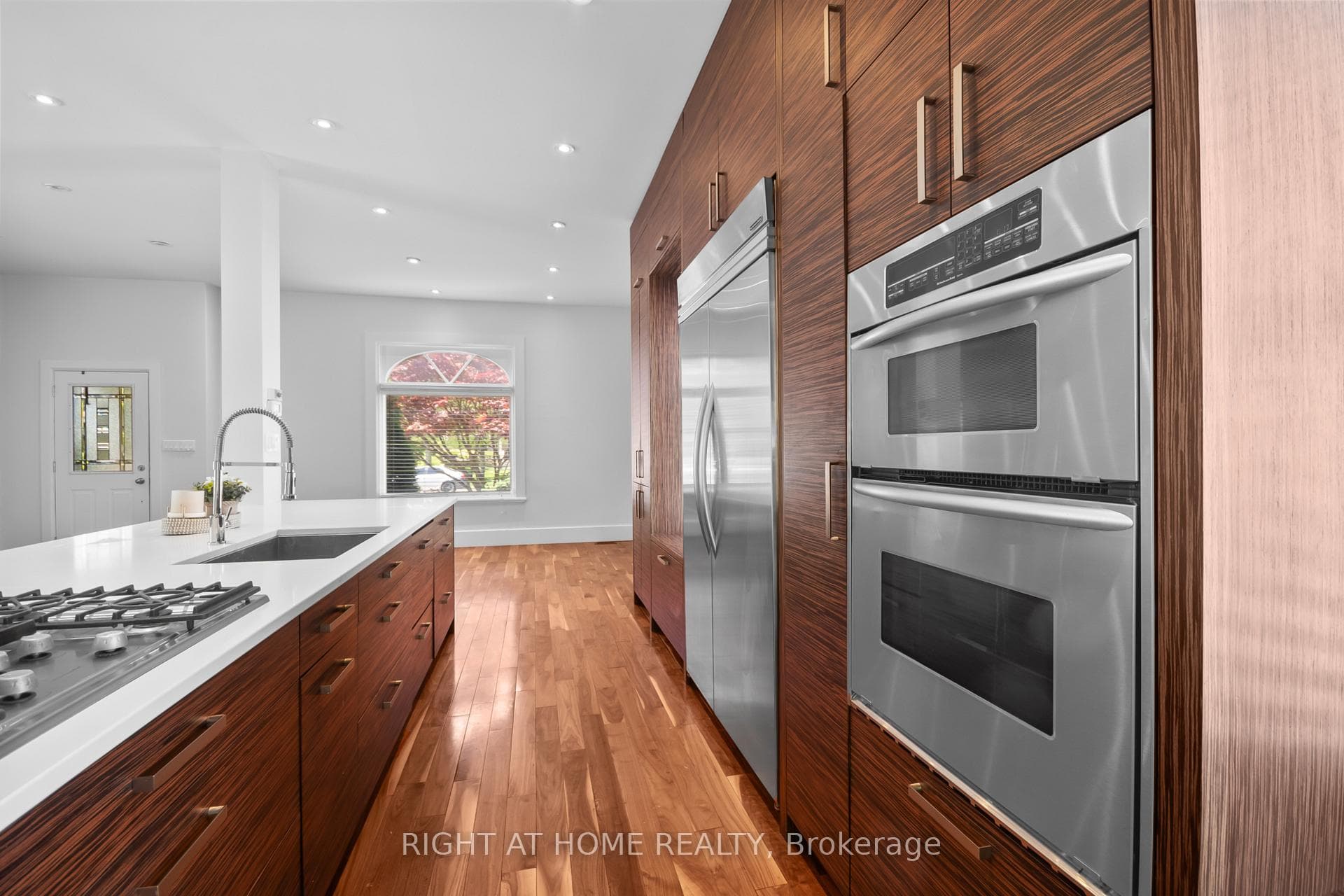 455 St James Street photo 4