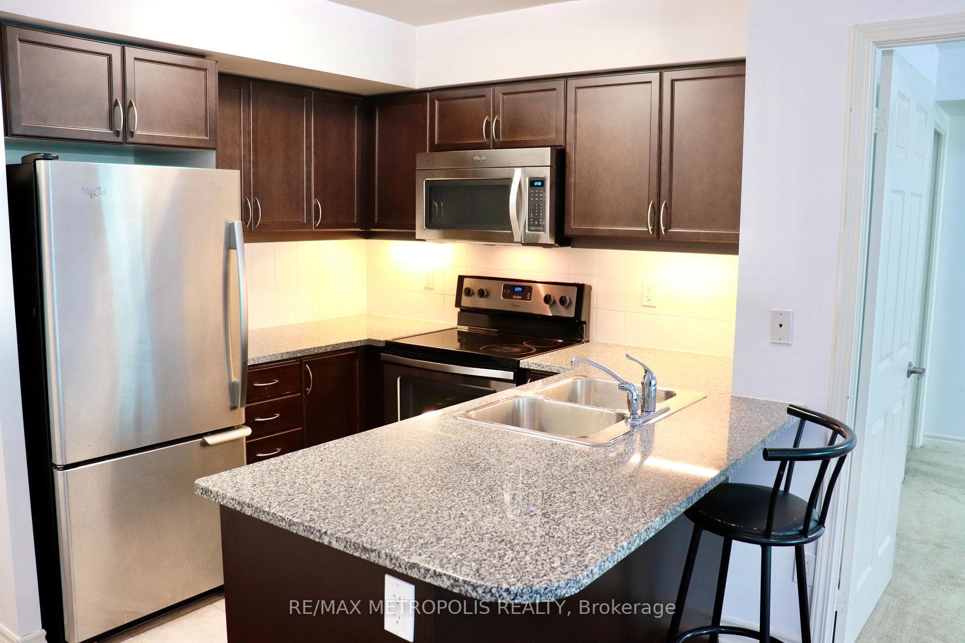 19 Grand Trunk Crescent Unit 815 photo 3