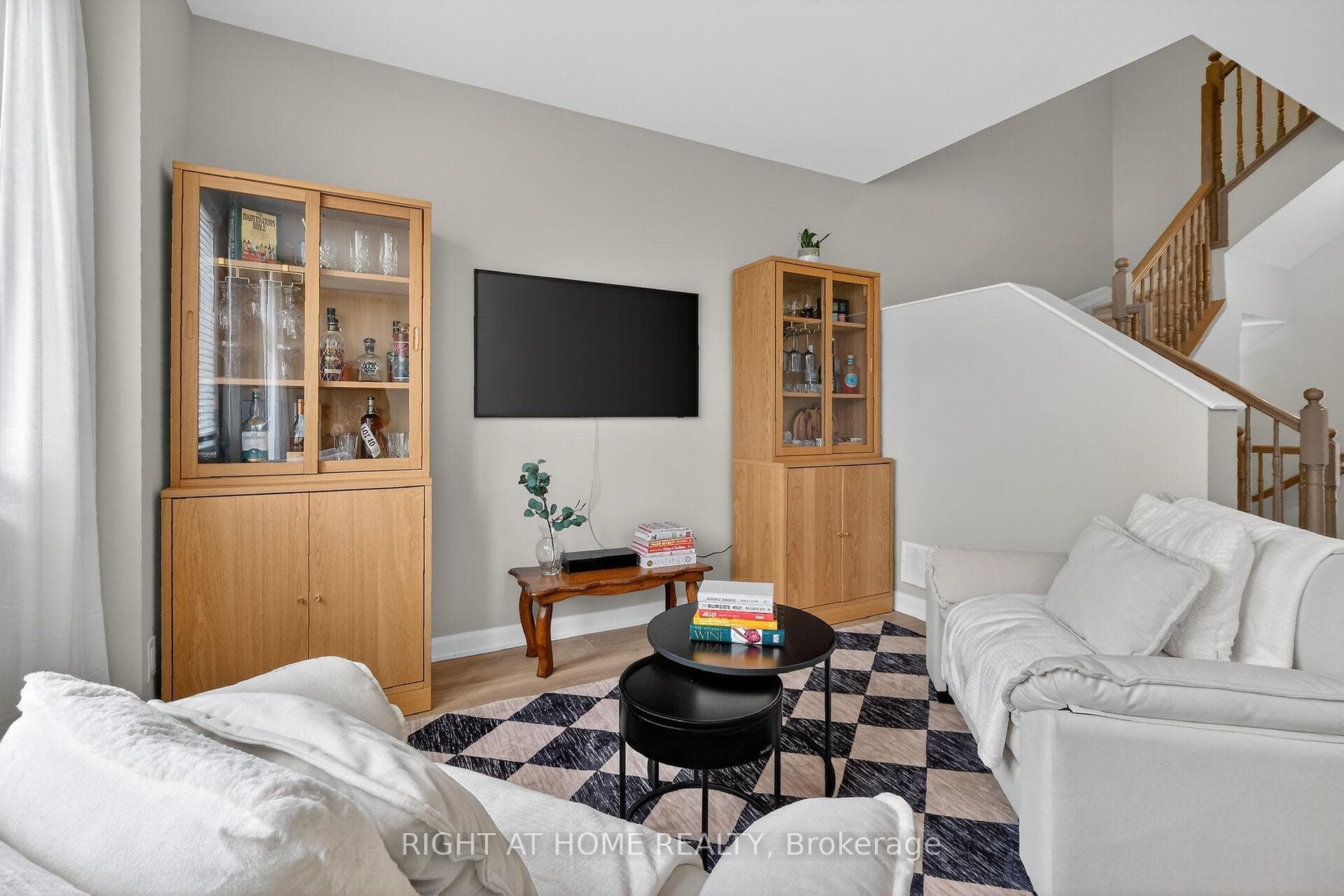 577 Decoeur Drive photo 9