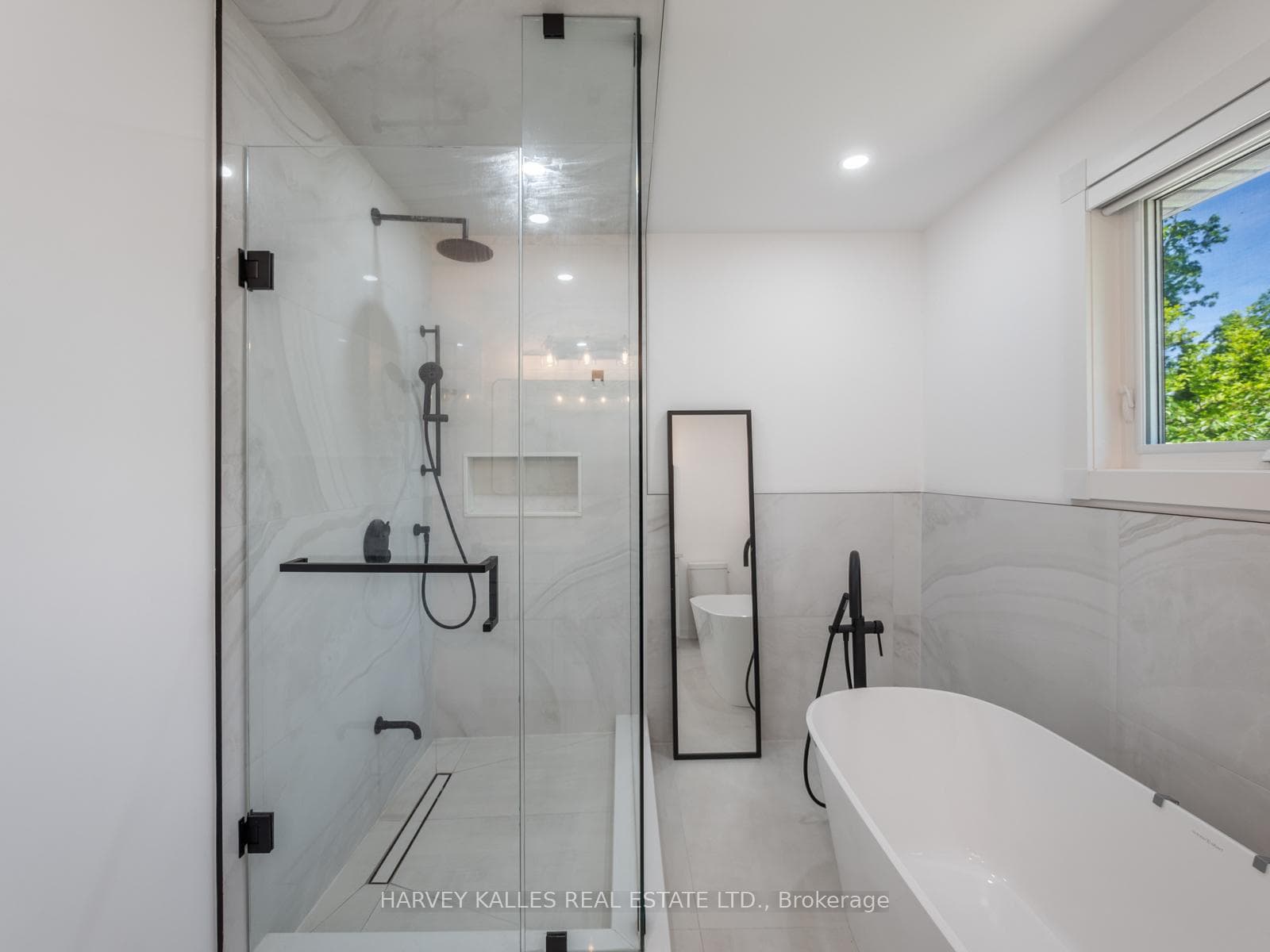 8 Caravan Drive photo 36