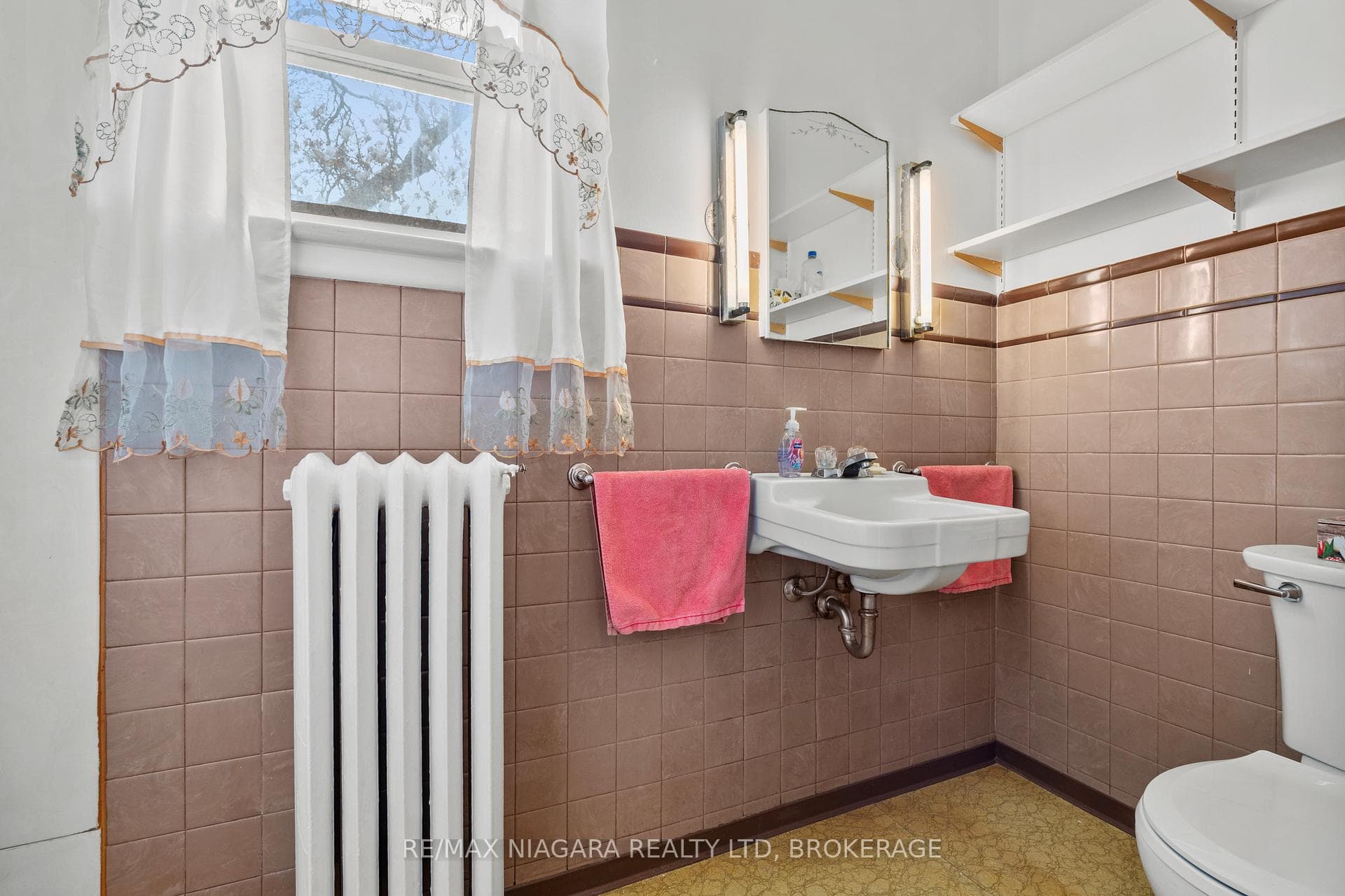 6083 Barker Street photo 19