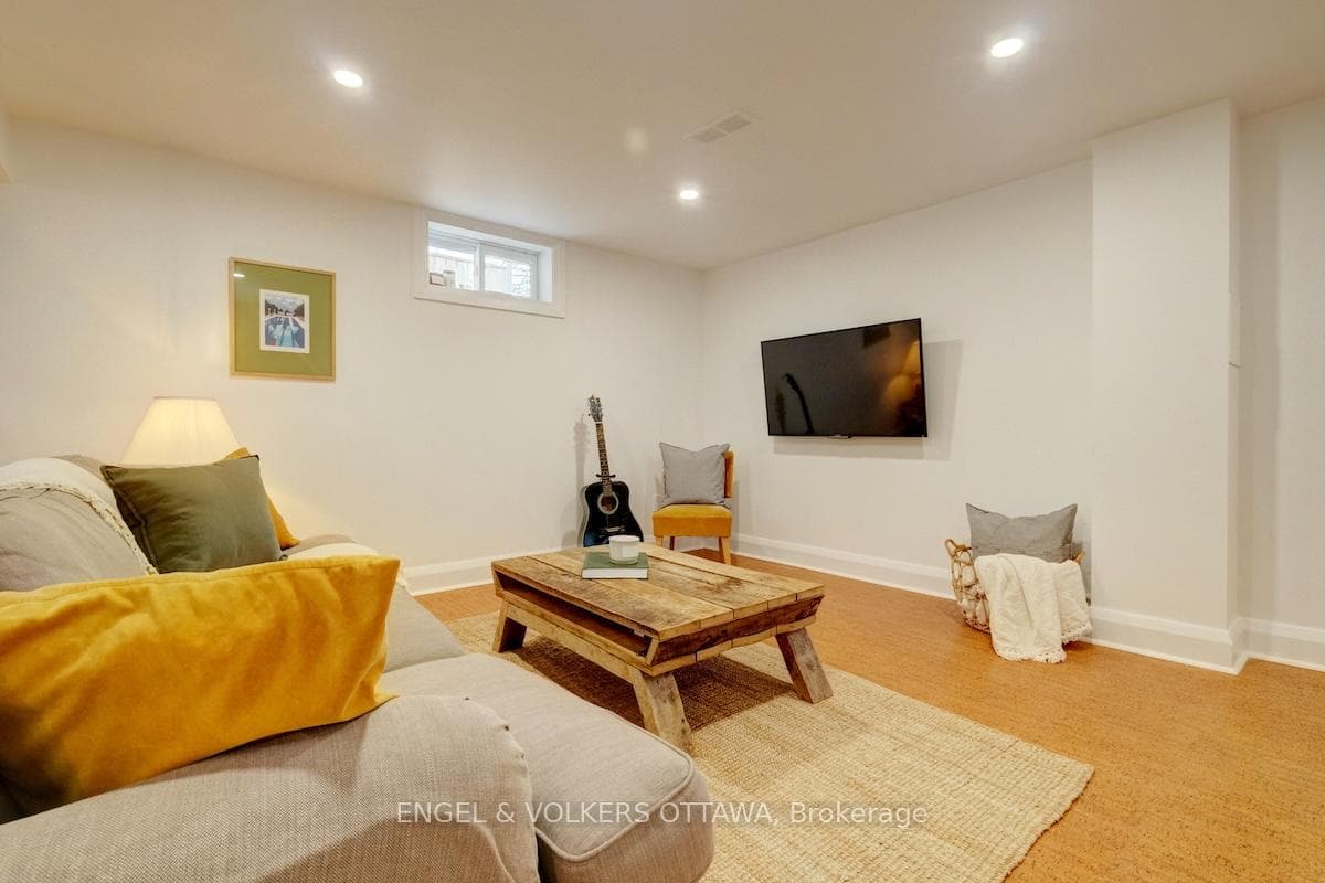 1812 Saunderson Drive photo 33
