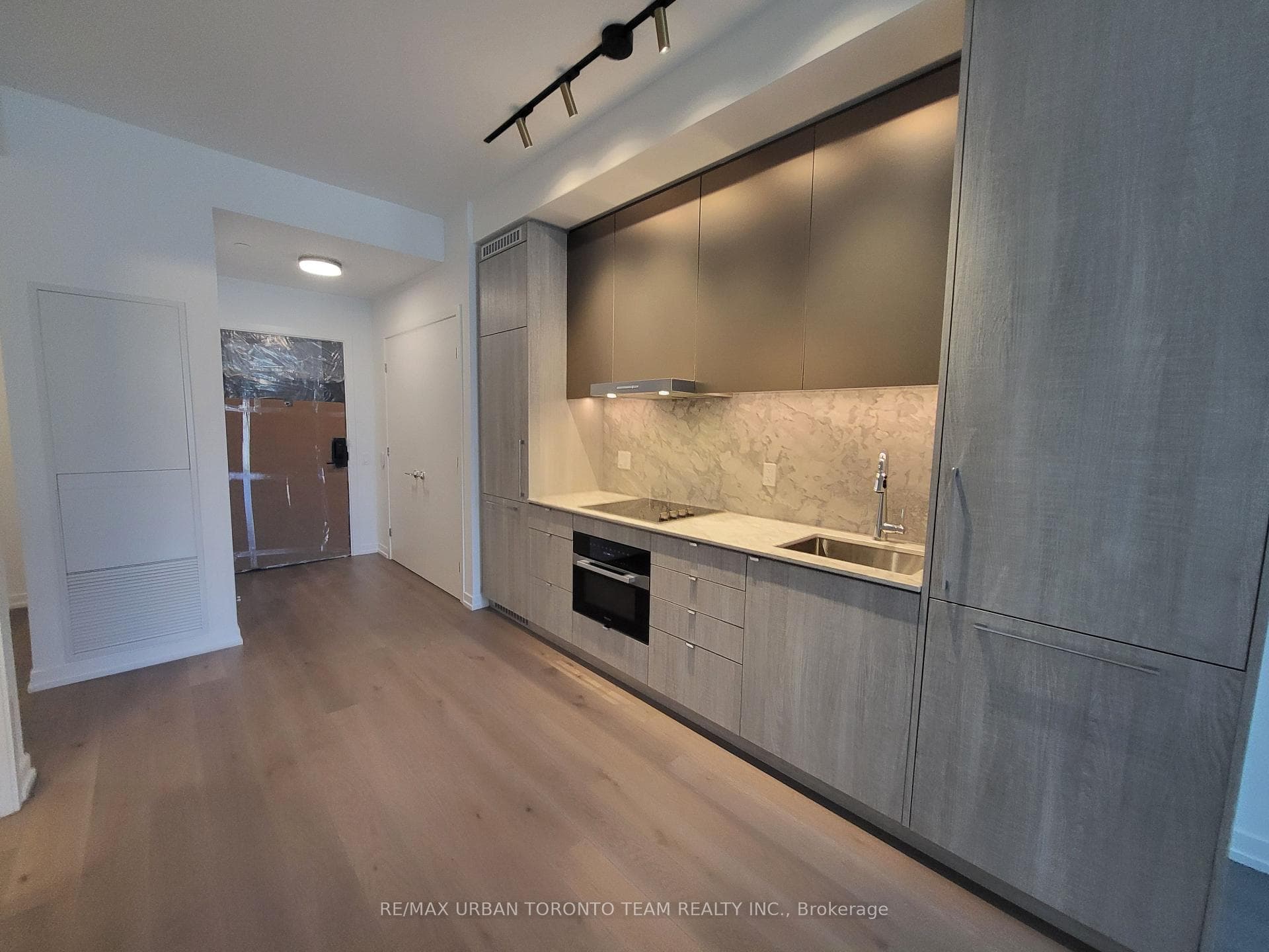 771 Yonge Street Unit 302 photo 2