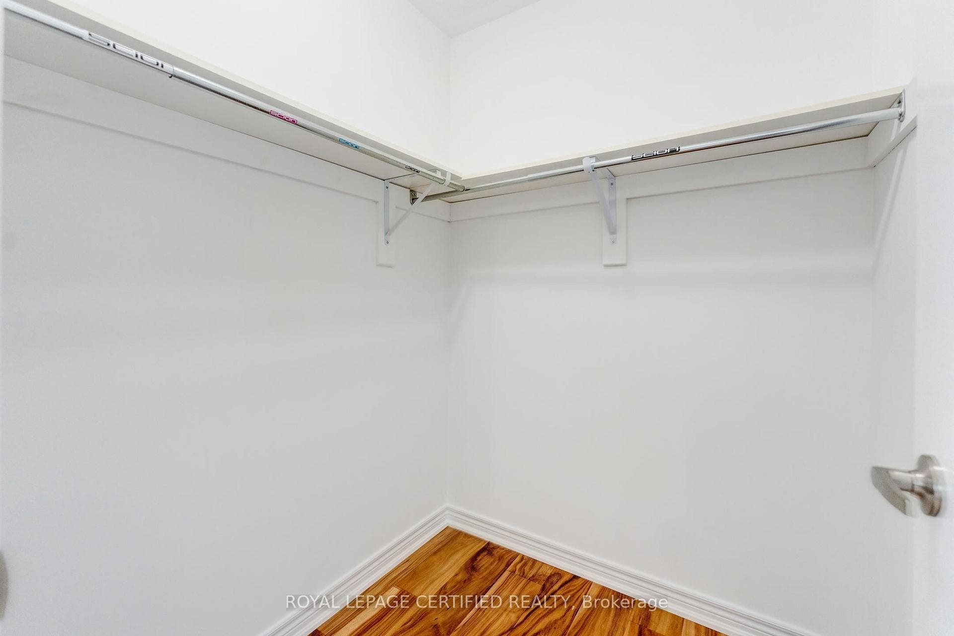515 Hinchey Crescent photo 37