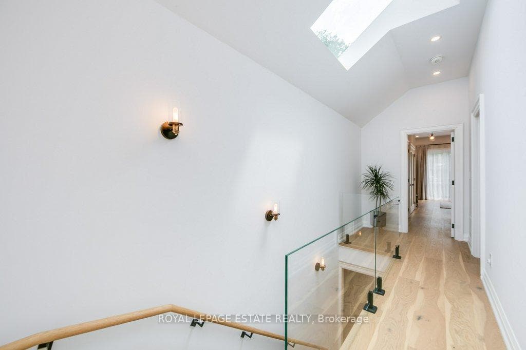 25 Herbert Avenue photo 19
