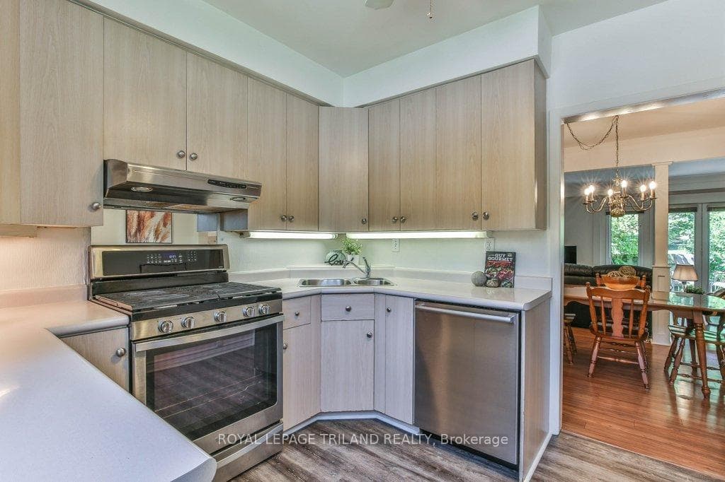 1220 ROYAL YORK Road Unit 50 photo 10