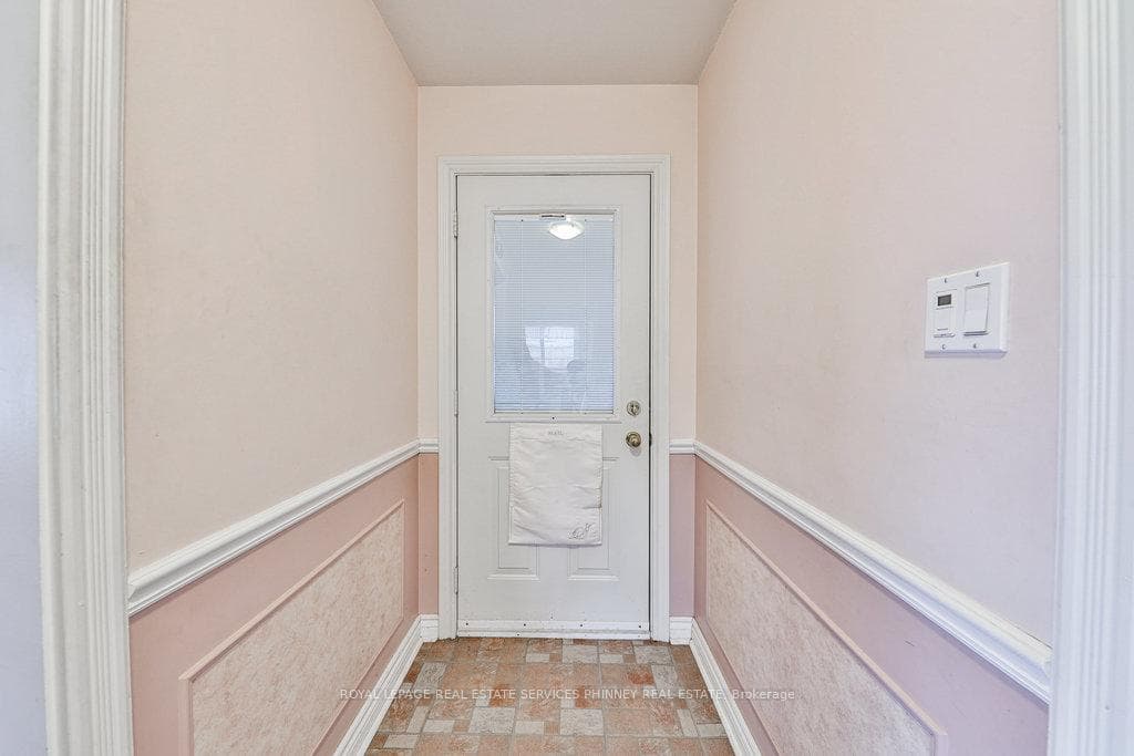 1037 Franconia Drive photo 4