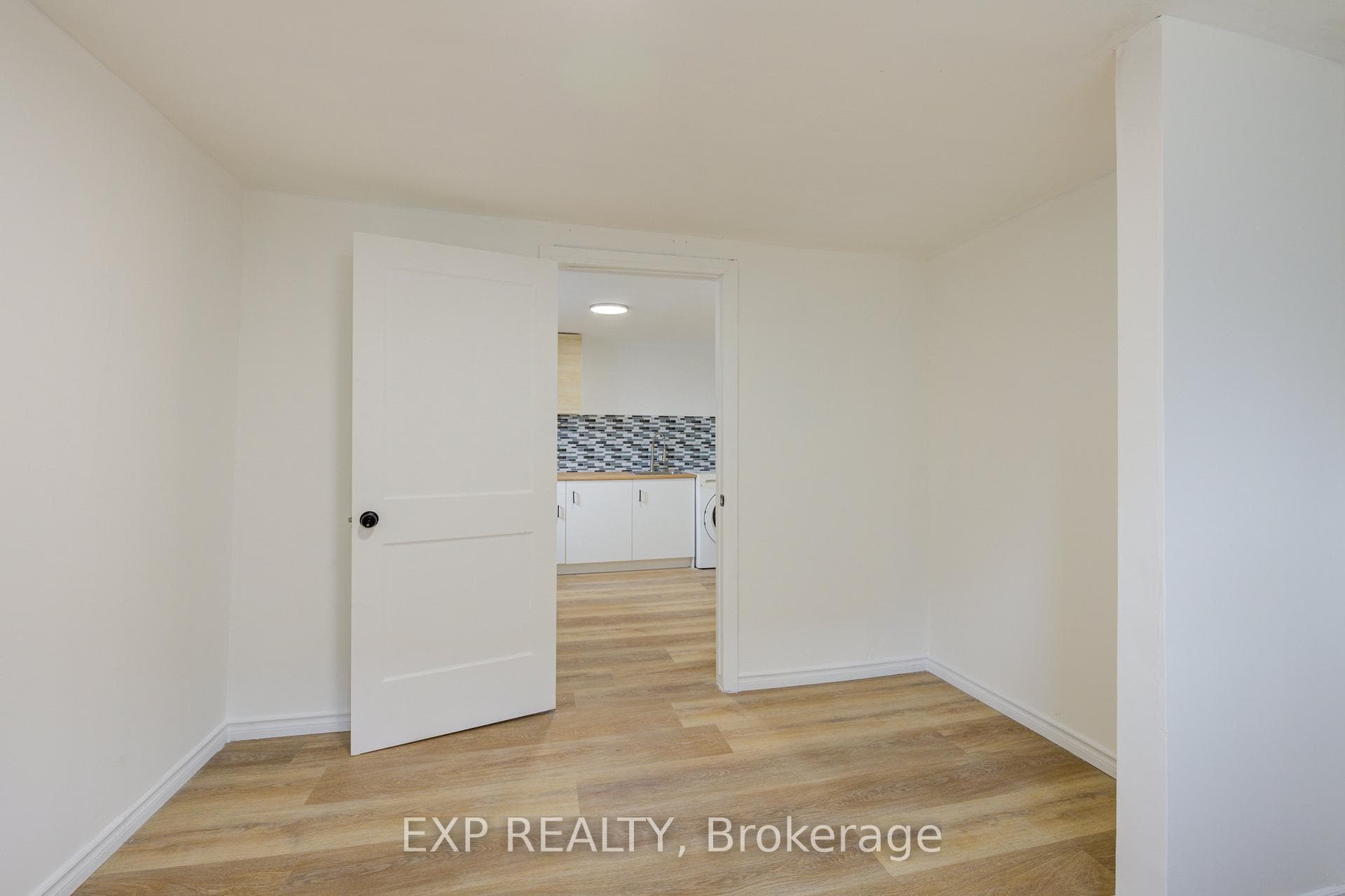 524 Simcoe Street photo 16