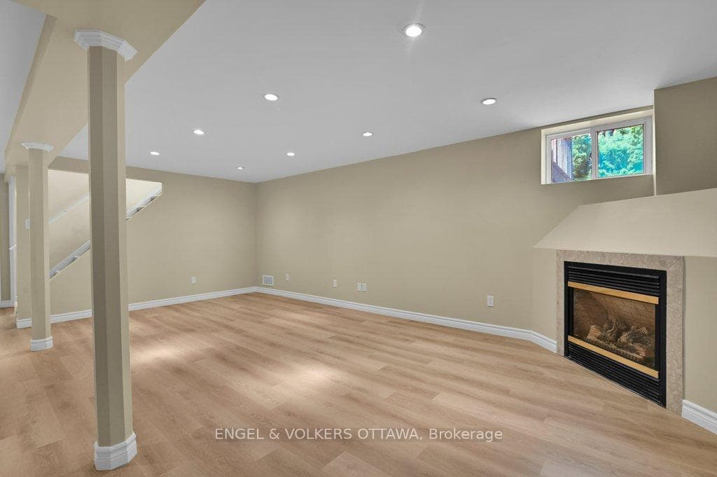 580 Thessaly Circle photo 27