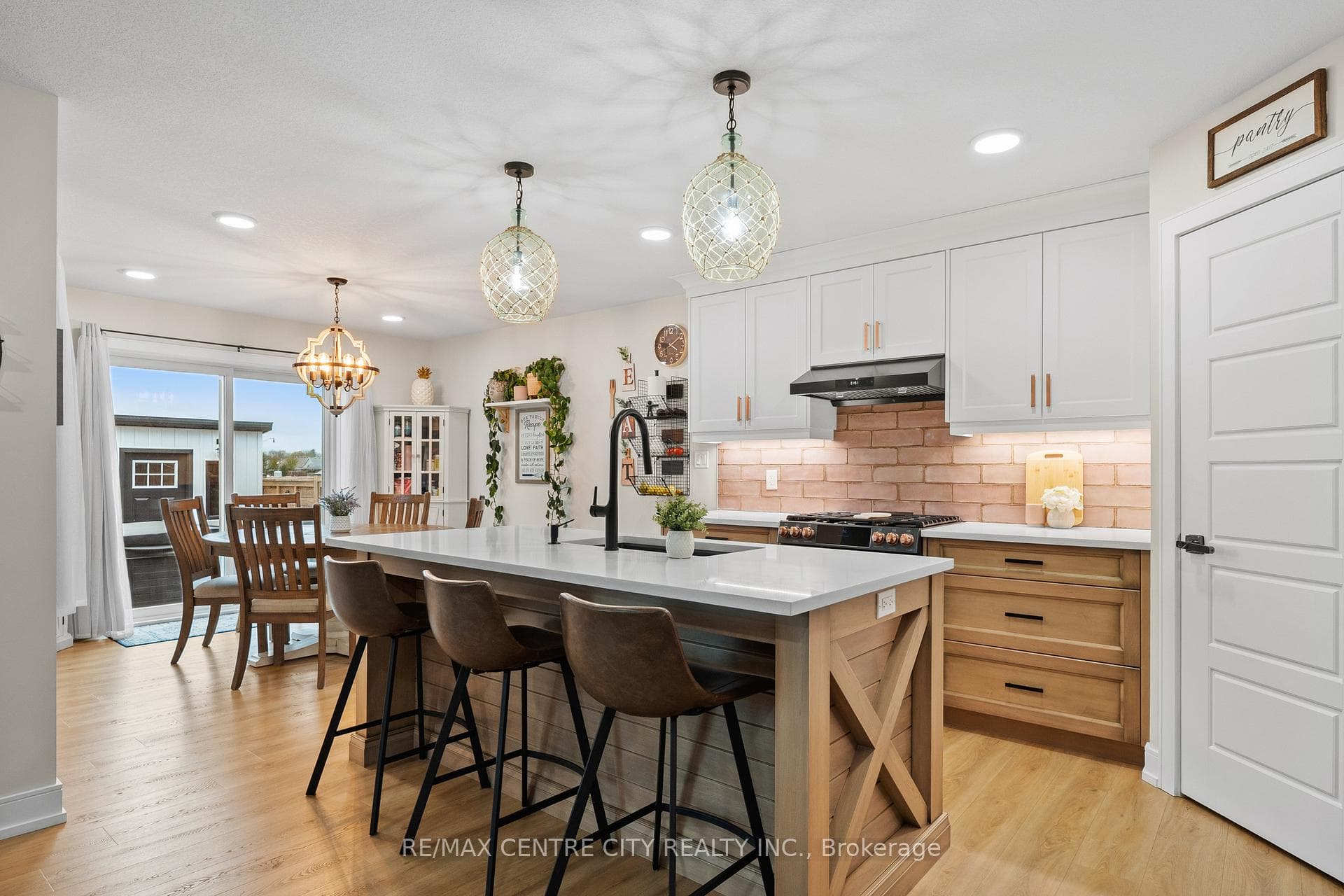 Elegant Chef-Like Open Concept Kitchen