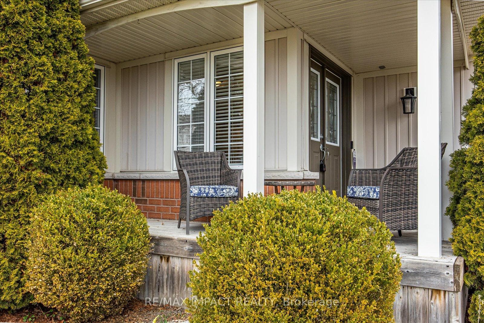 1176 Ashgrove Crescent photo 3