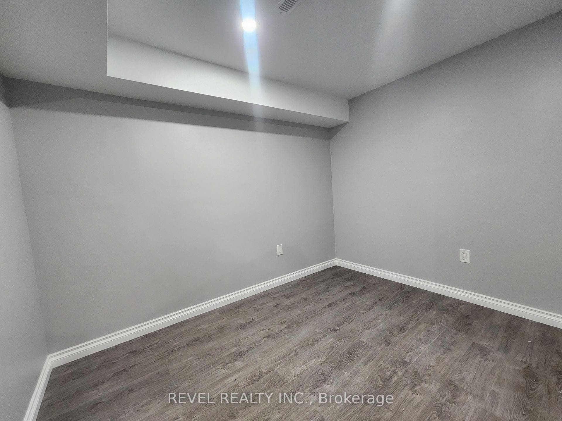 1405 Lyncroft Crescent photo 3