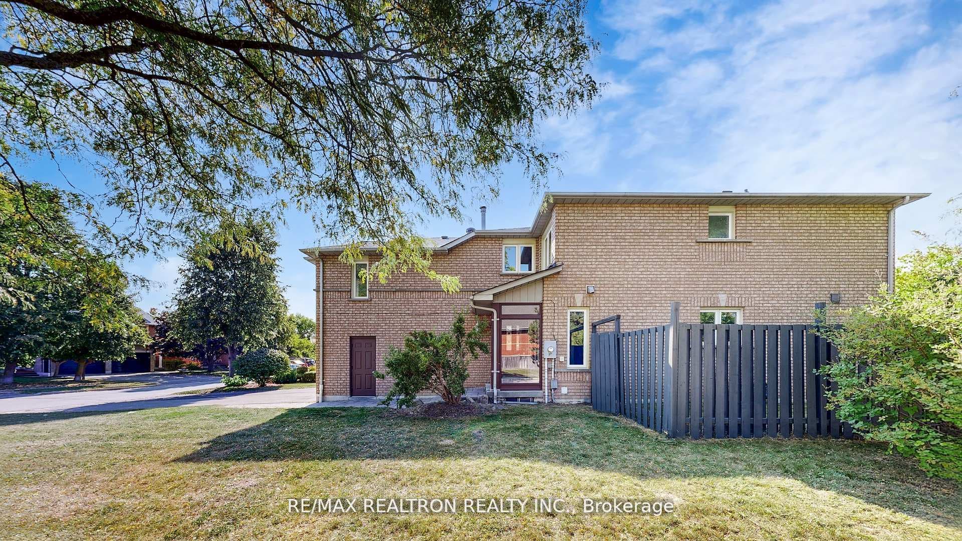 558 Willowick Drive photo 32