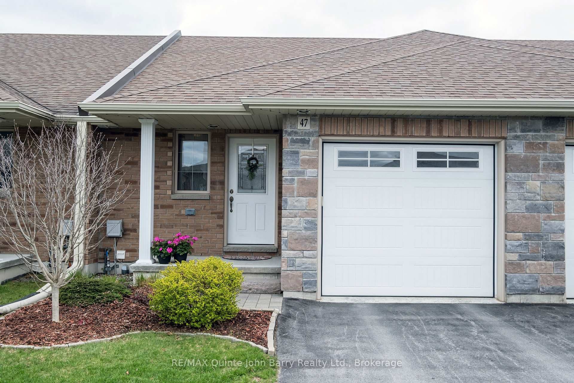 47 McIntosh Crescent photo 1