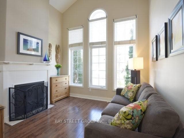 1245 Glenrose Crescent photo 3