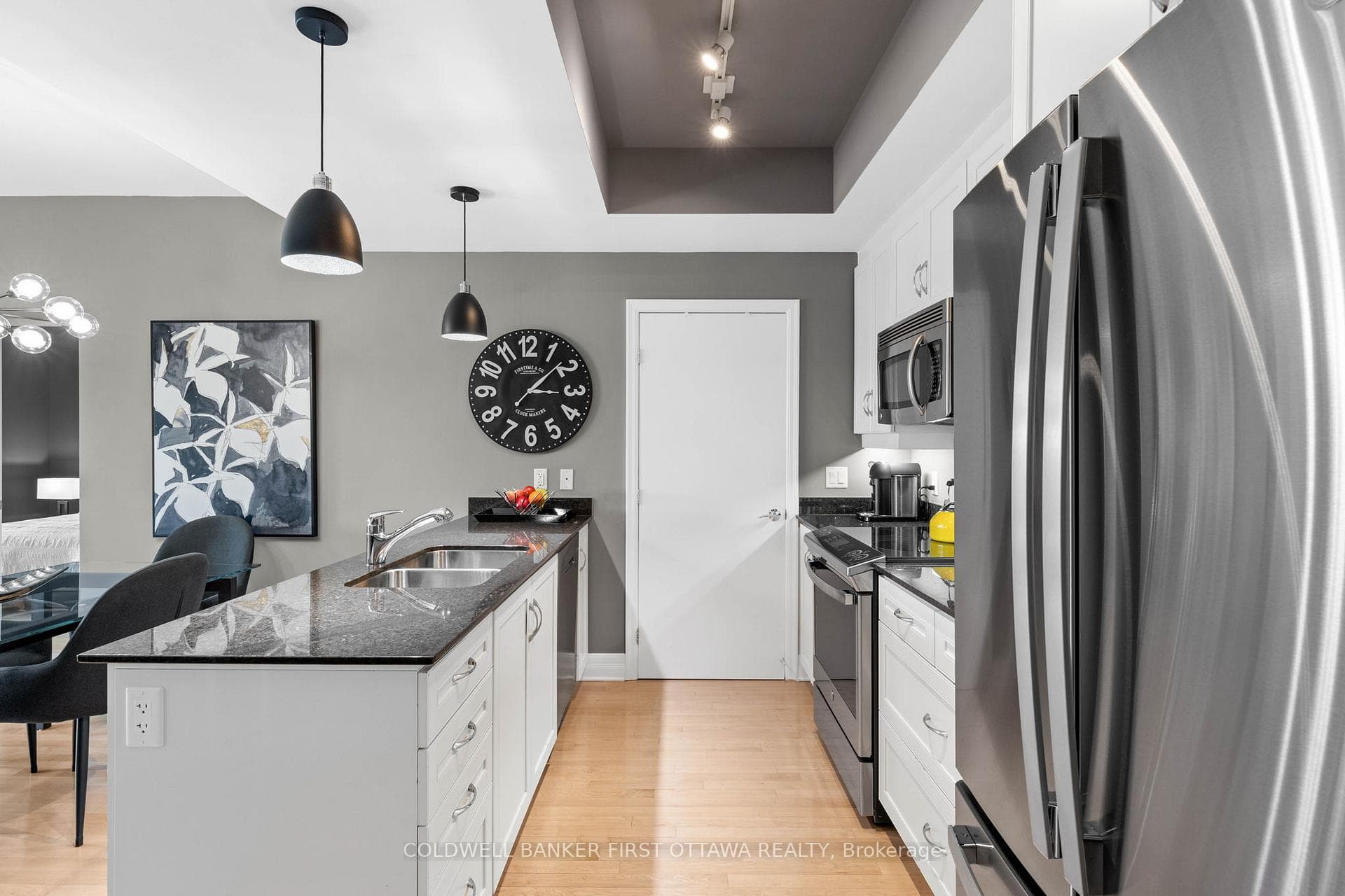 Stainless steel appliances & granite countertops!