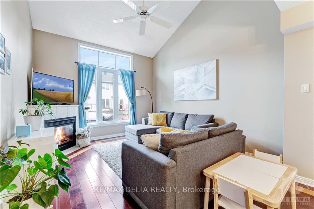 950 MARKWICK Crescent photo 4